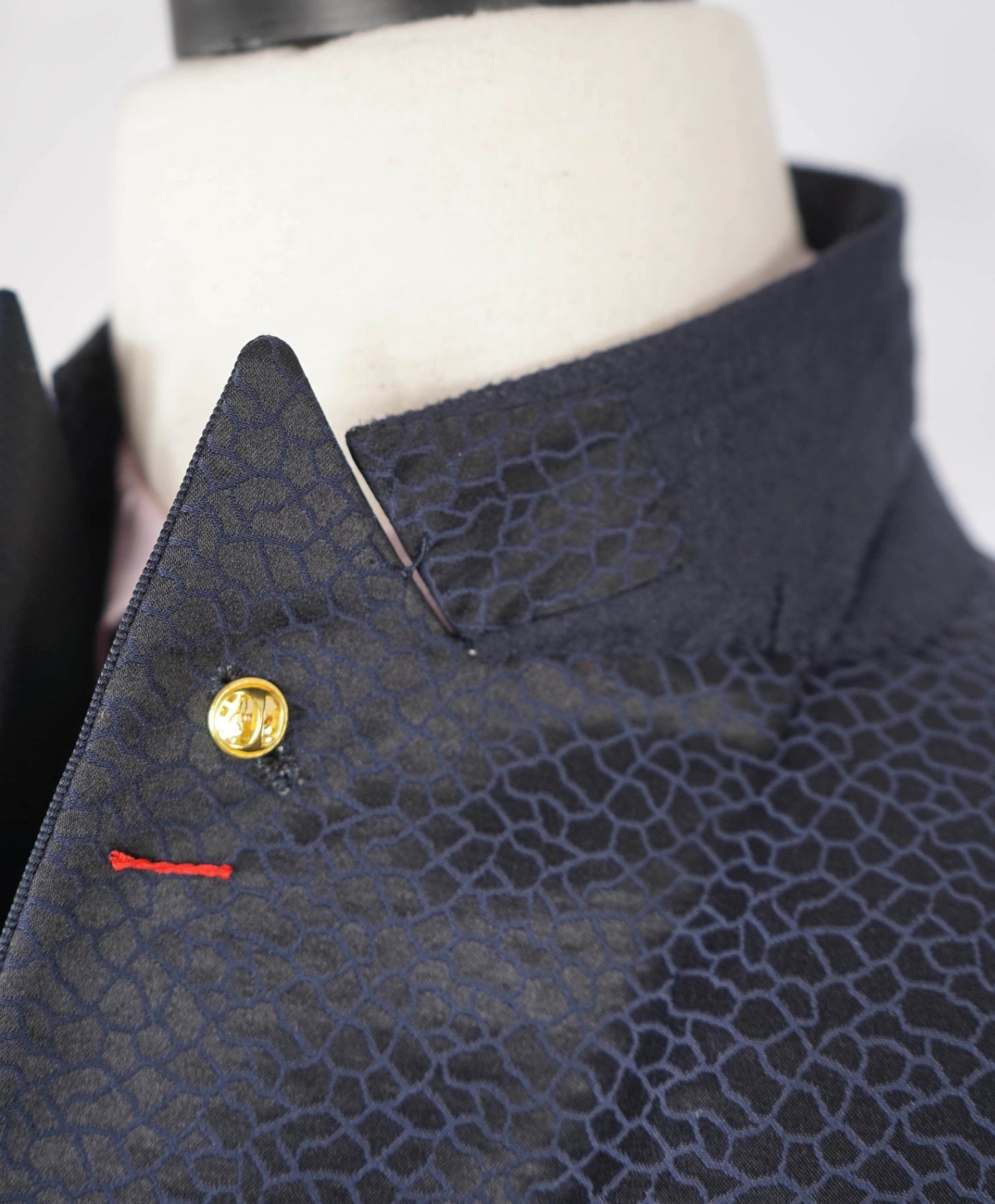 $4,900 ISAIA Abstract Navy Wool/Silk Peak Lapel Dinner jacket 40R