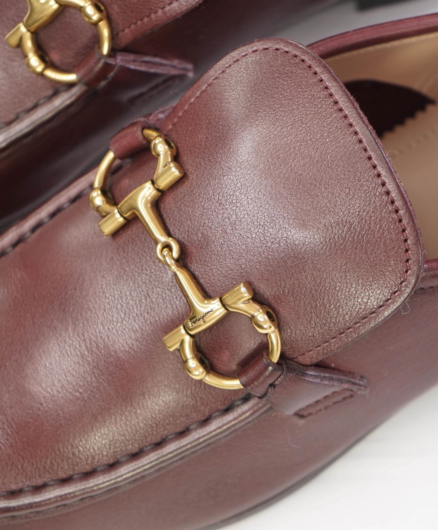 $850 Salvatore Ferragamo "Anderson" Burgundy/Gold Loafers 9.5 D