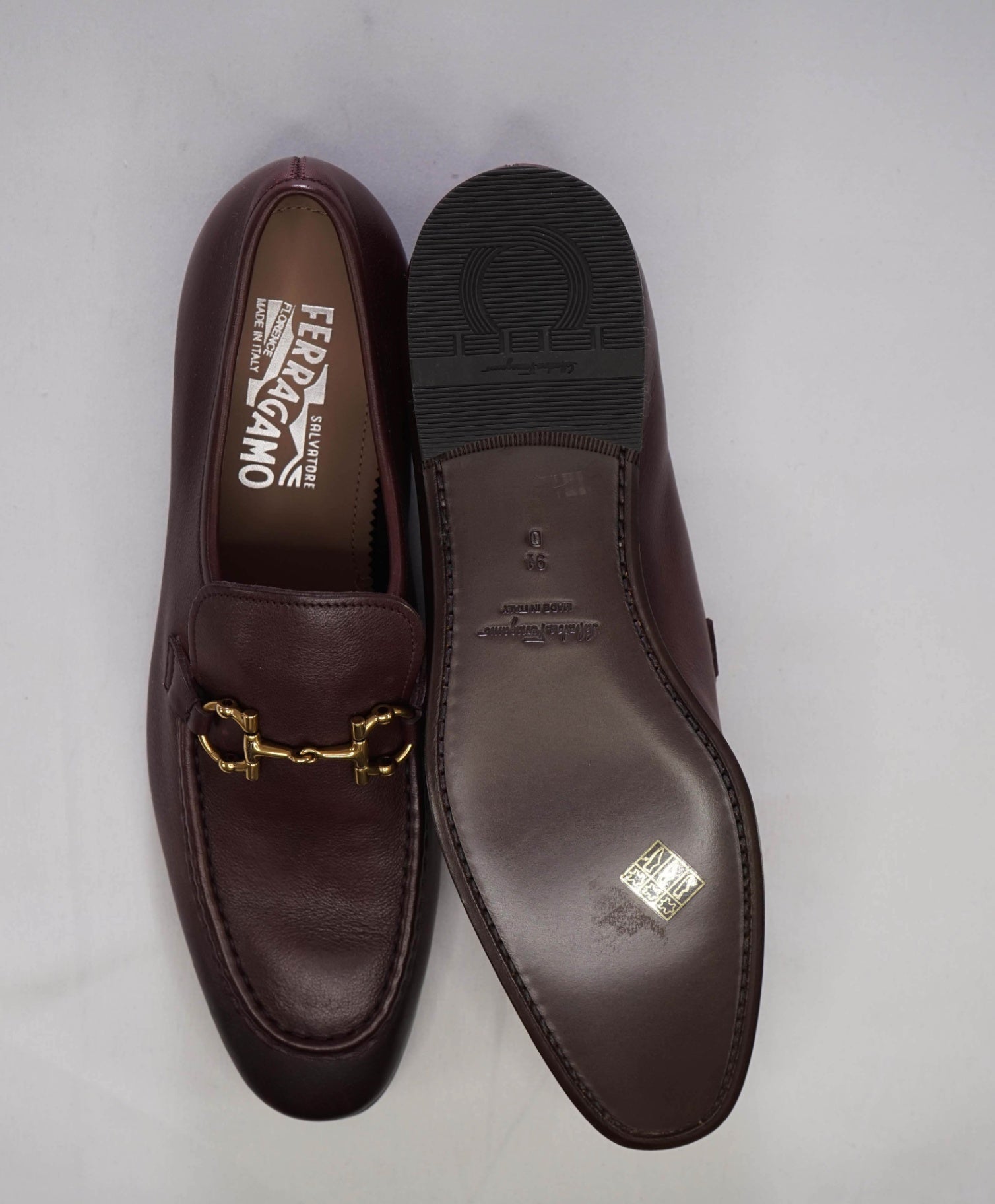 $850 Salvatore Ferragamo "Anderson" Burgundy/Gold Loafers 9.5 D