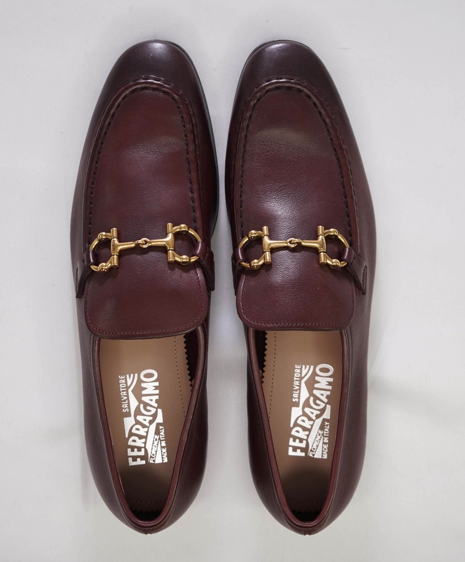 $850 Salvatore Ferragamo "Anderson" Burgundy/Gold Loafers 9.5 D