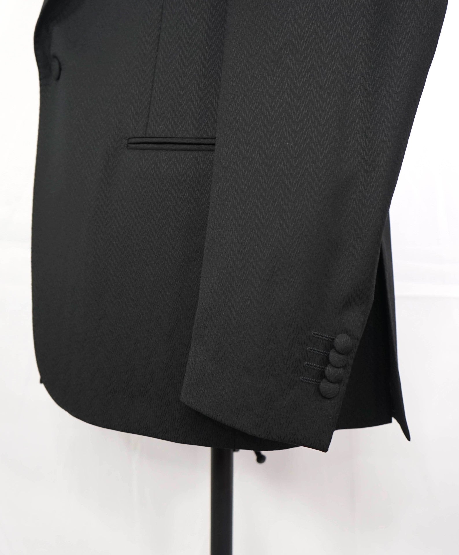 SAKS FIFTH AVENUE - Black Herringbone Tuxedo Dinner Blazer 44R
