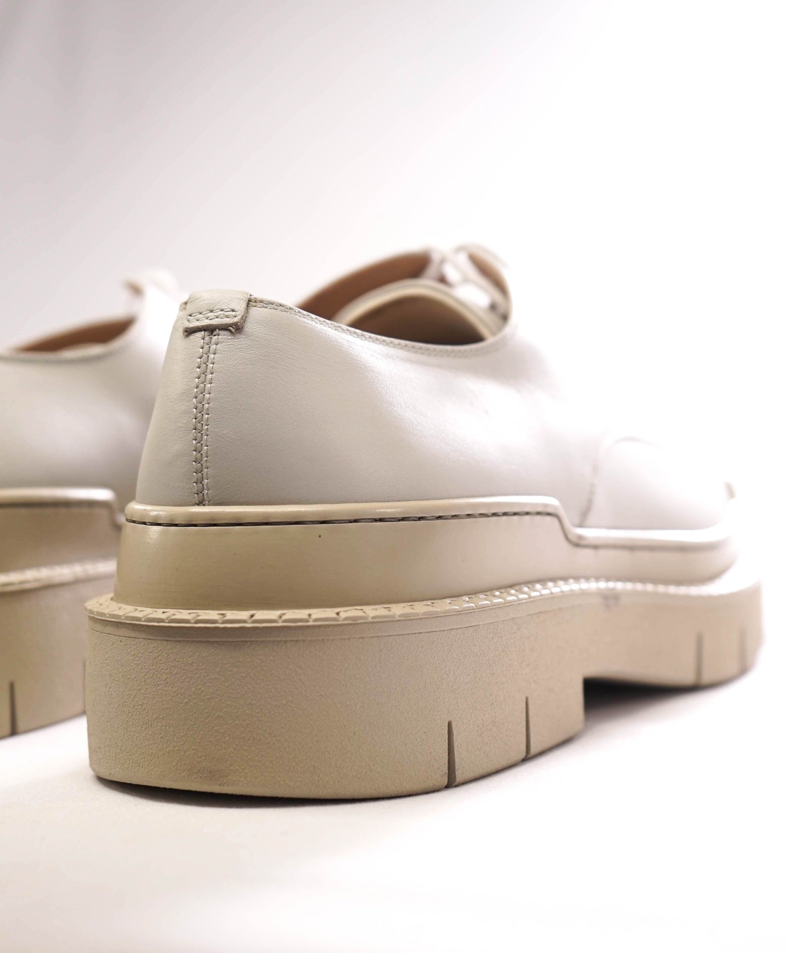 $1,050 FERRAGAMO - Light Gray/ Stone Ivory Derbies Shoes - 8 M