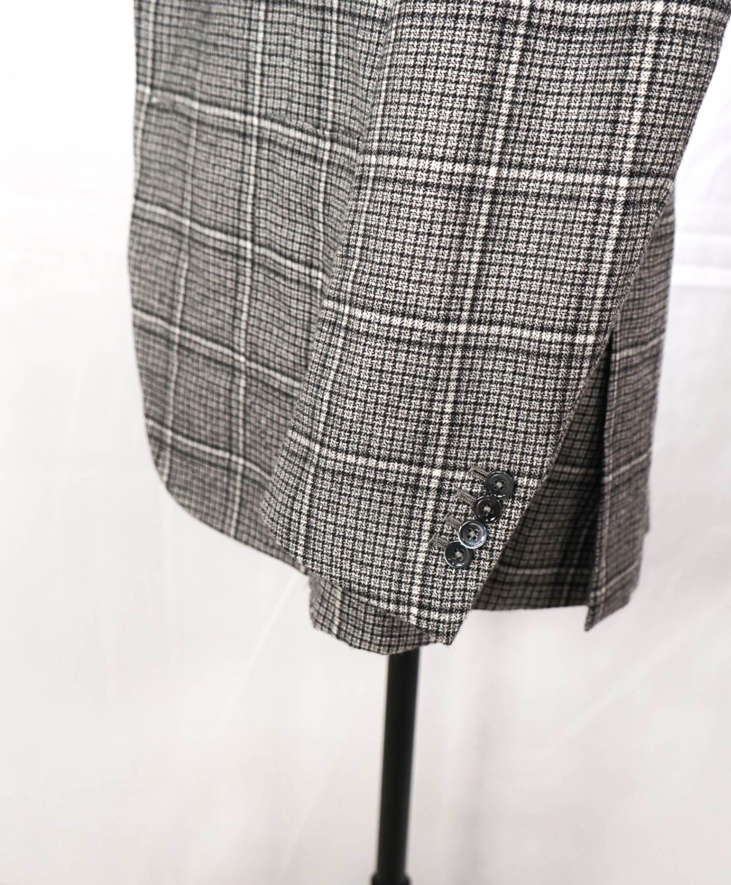 $4,695 Isaia - Gray Plaid Wool/Cashmere Peak Lapel 1of1 Blazer - 44R