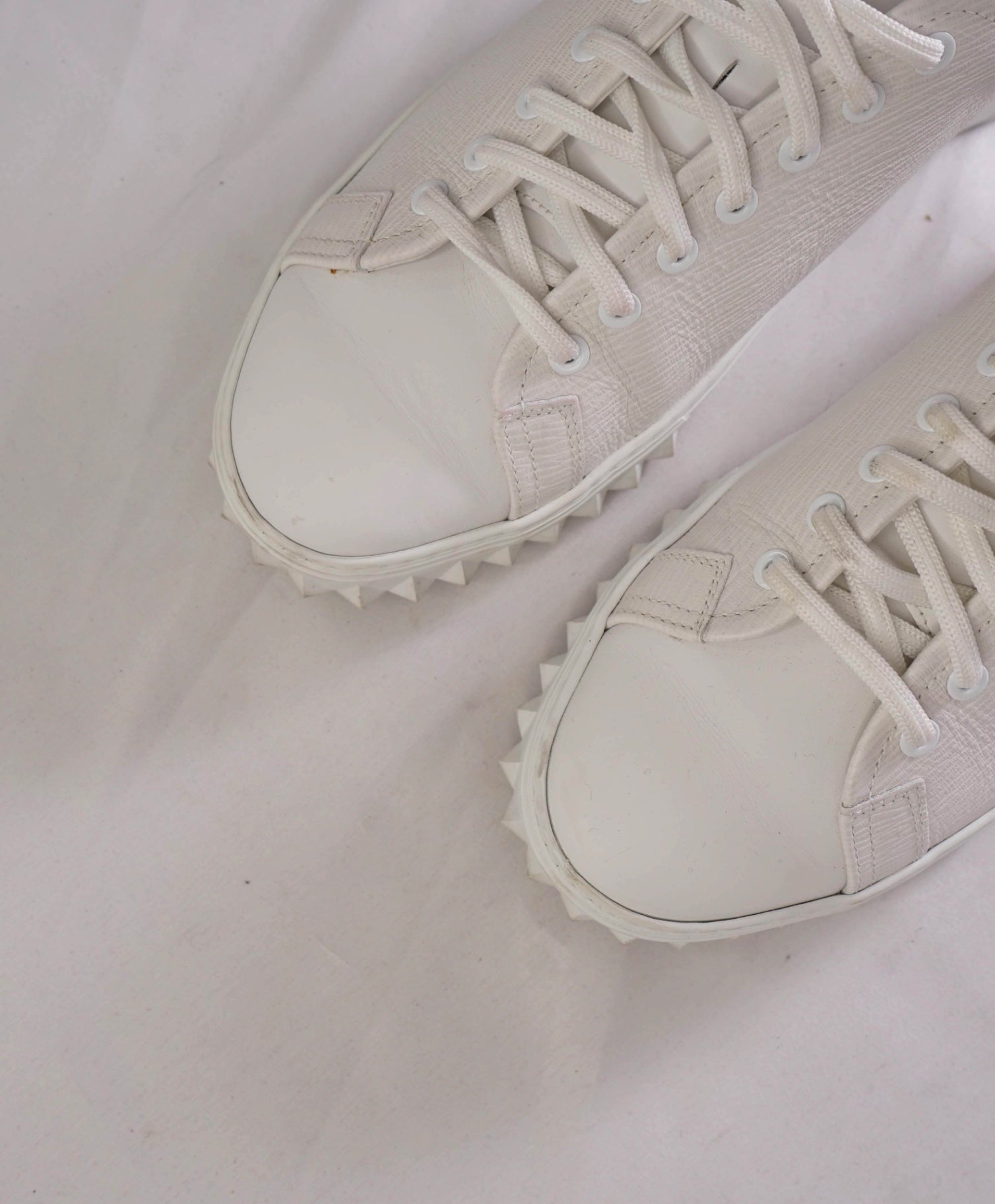 $750 FERRAGAMO - White Sneakers Textured Leather - 9 M