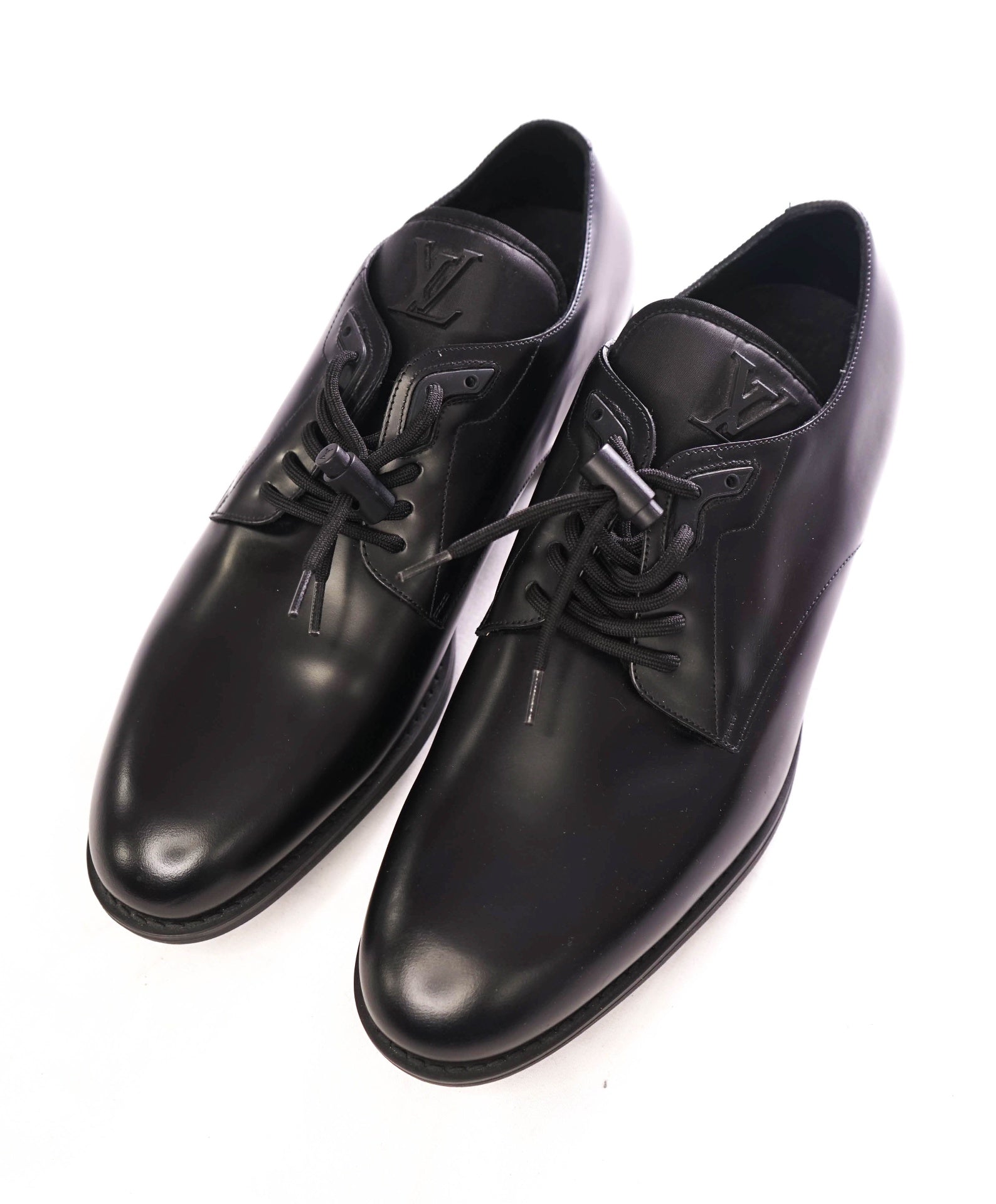 $1,540 LOUIS VUITTON - Black *LV* Logo Derby Oxfords - 9 US (8 LV)
