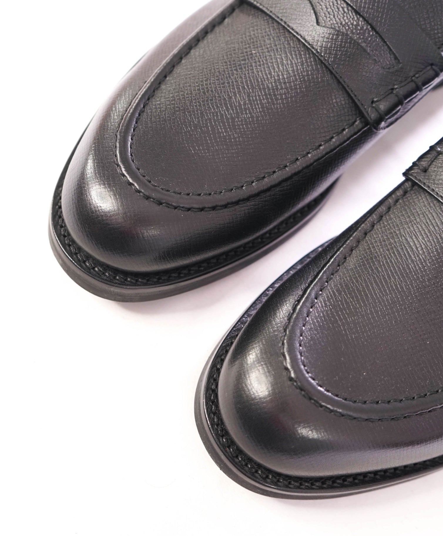 $1,530 LOUIS VUITTON - Black Pebble Leather Penny Loafer - 9.5US (8.5LV)