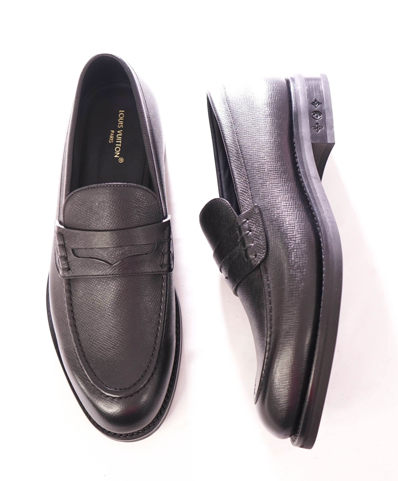$1,530 LOUIS VUITTON - Black Pebble Leather Penny Loafer - 9.5US (8.5LV)