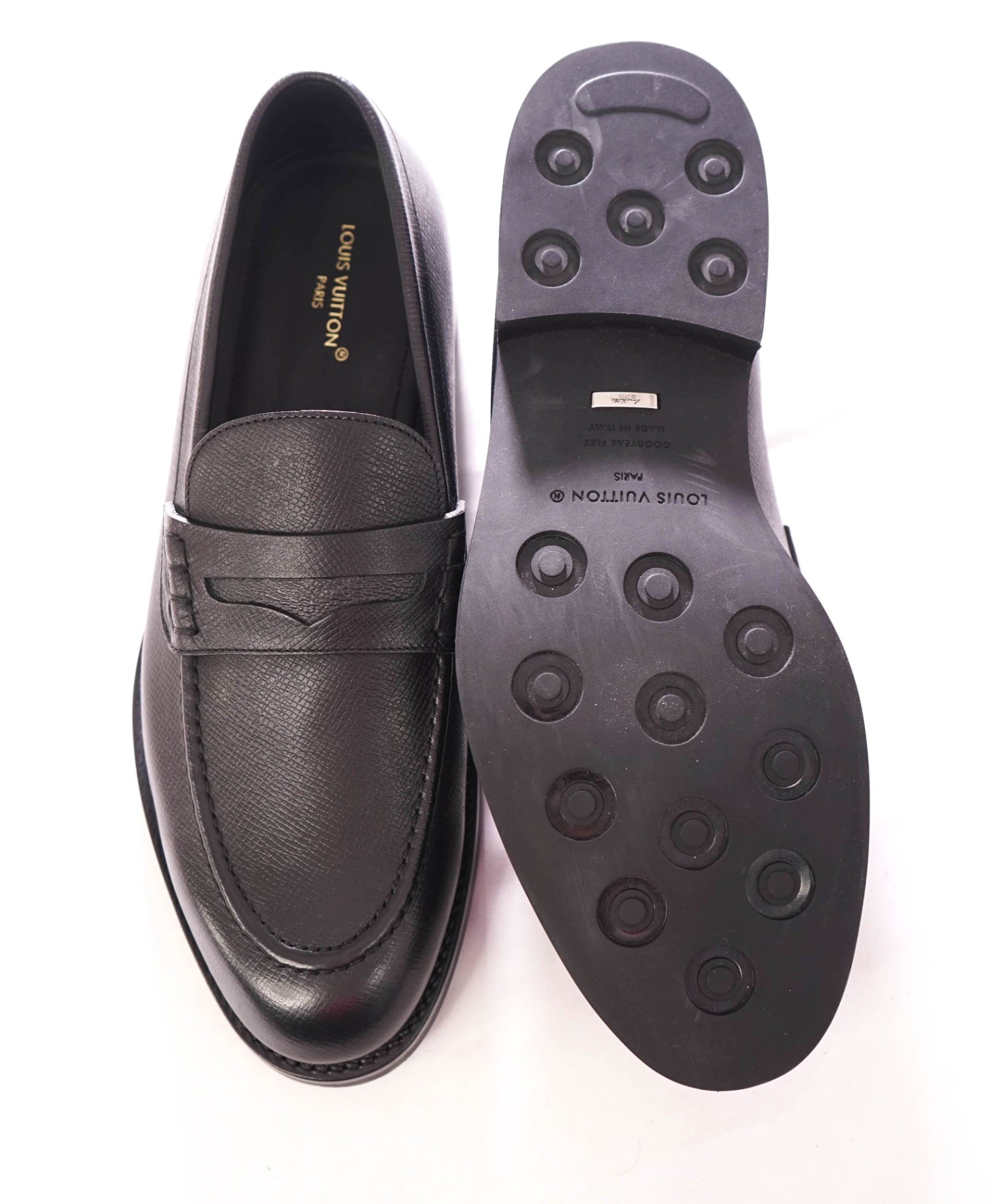$1,530 LOUIS VUITTON - Black Pebble Leather Penny Loafer - 9.5US (8.5LV)