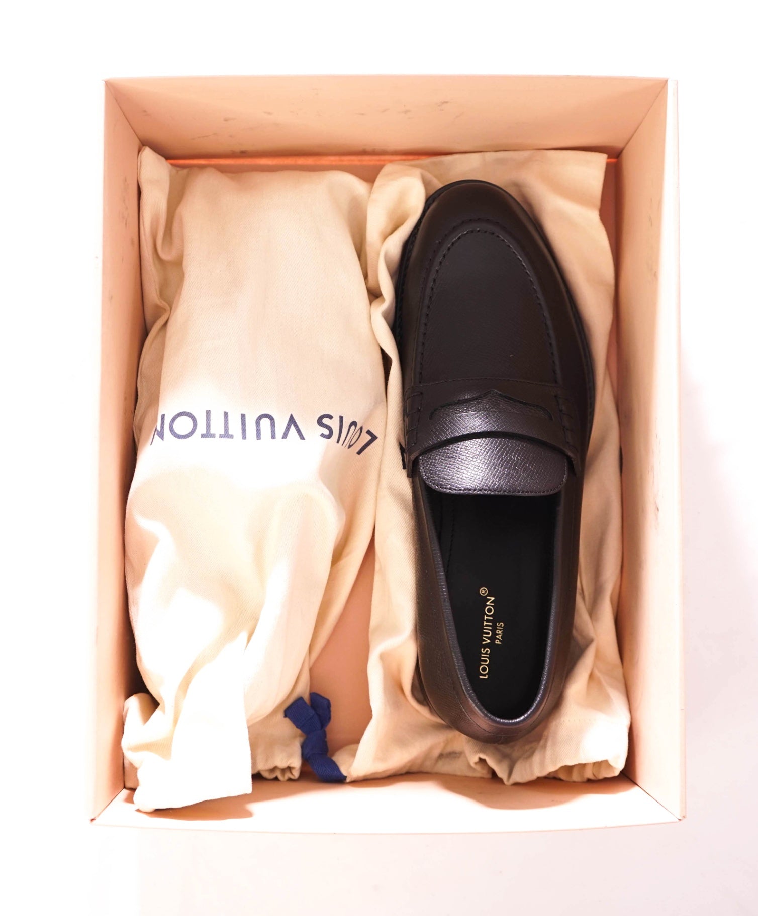 $1,530 LOUIS VUITTON - Black Pebble Leather Penny Loafer - 9.5US (8.5LV)