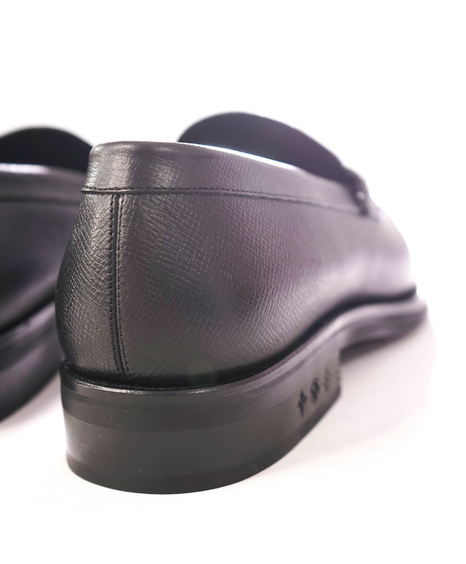 $1,530 LOUIS VUITTON - Black Pebble Leather Penny Loafer - 9.5US (8.5LV)