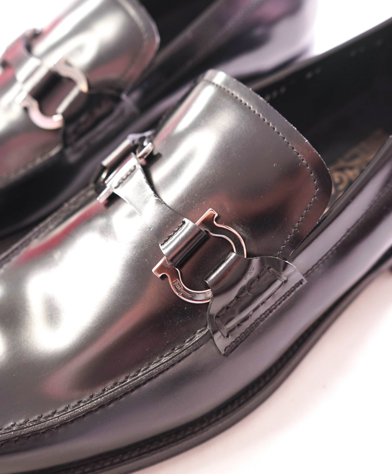 $850 FERRAGAMO - Black Leather GANCINI LOGO Bit Loafers - 8.5 E