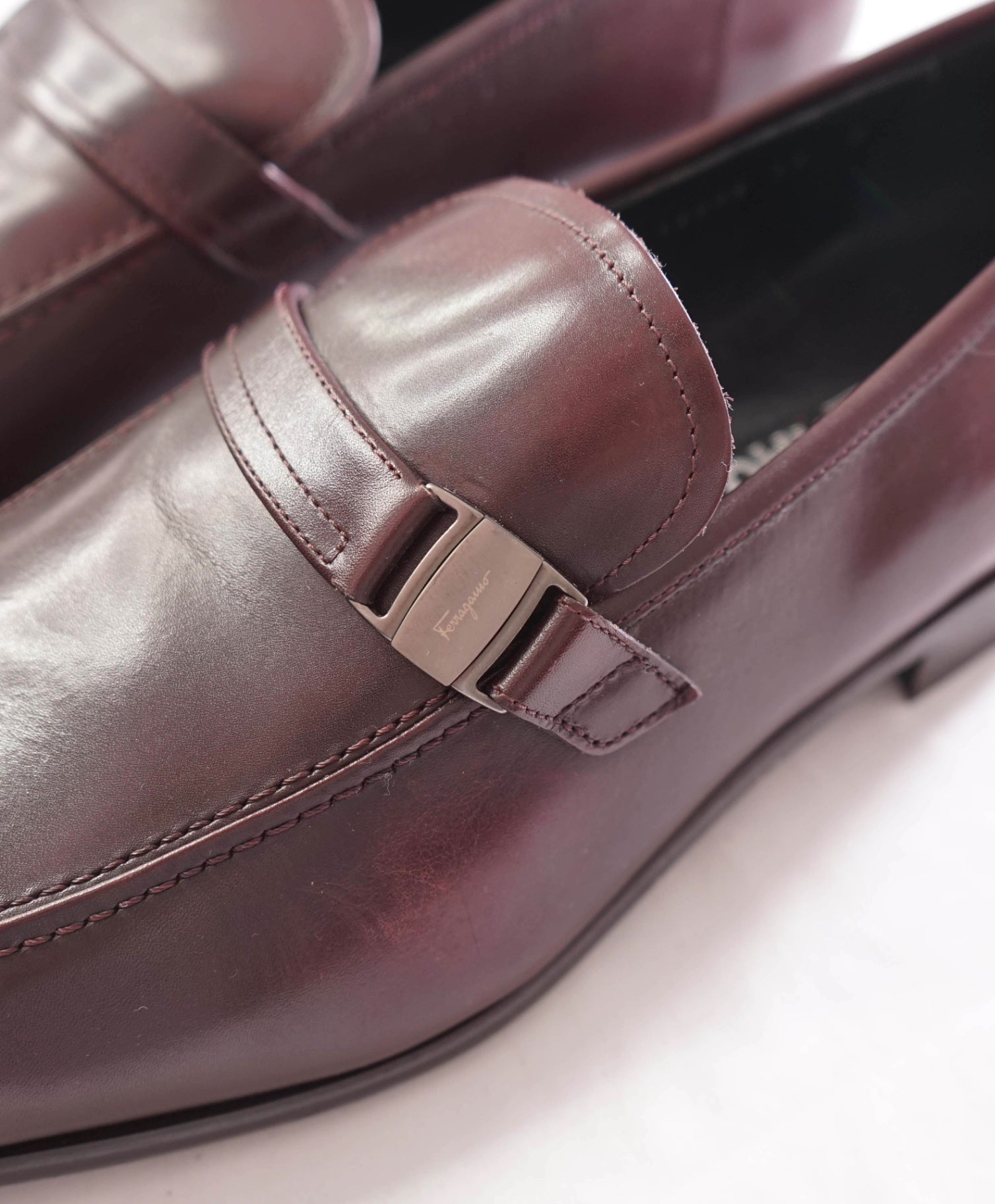 $780 FERRAGAMO - Plum Leather Sardegna Buckle Loafers - 13 D