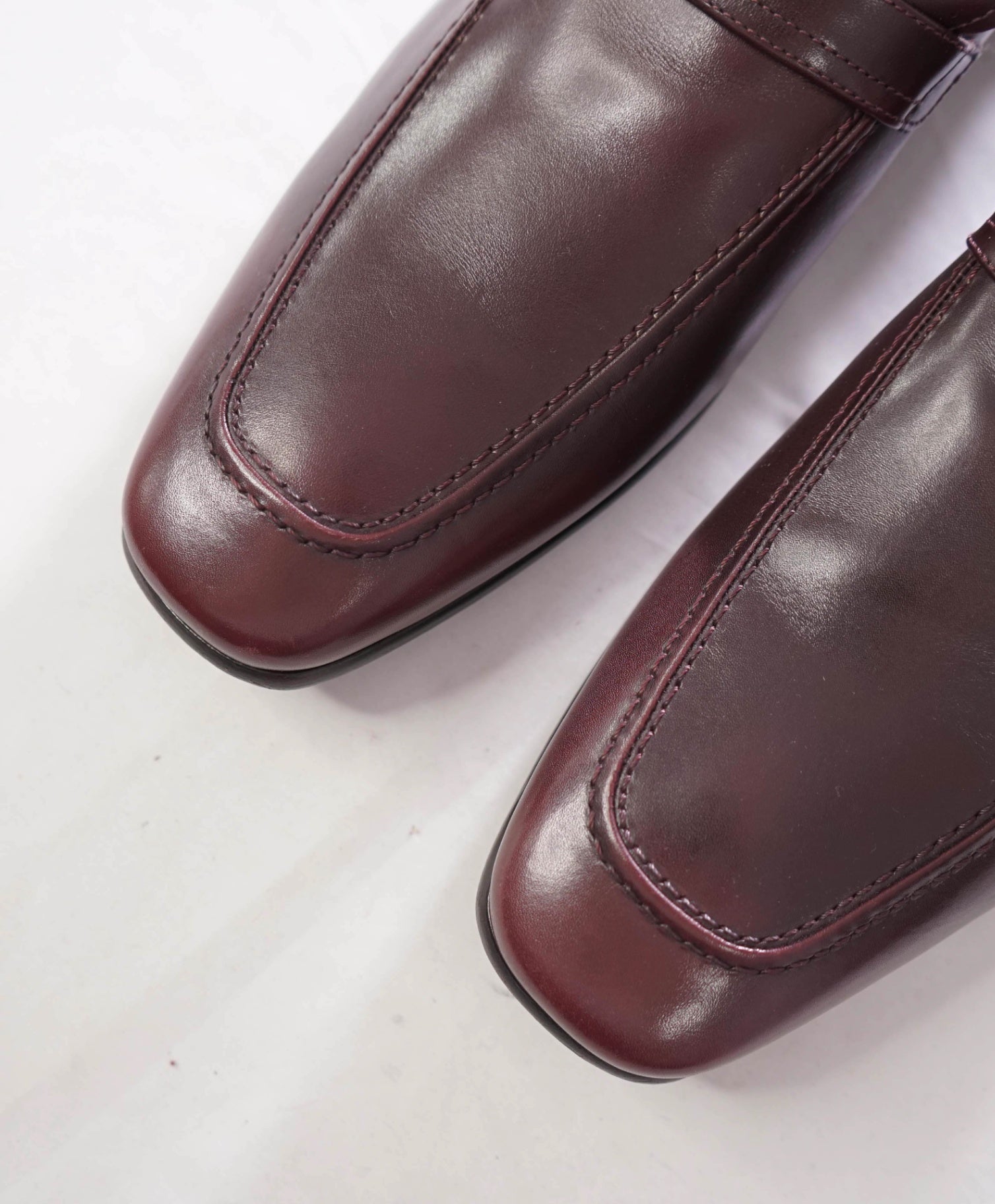 $780 FERRAGAMO - Plum Leather Sardegna Buckle Loafers - 13 D