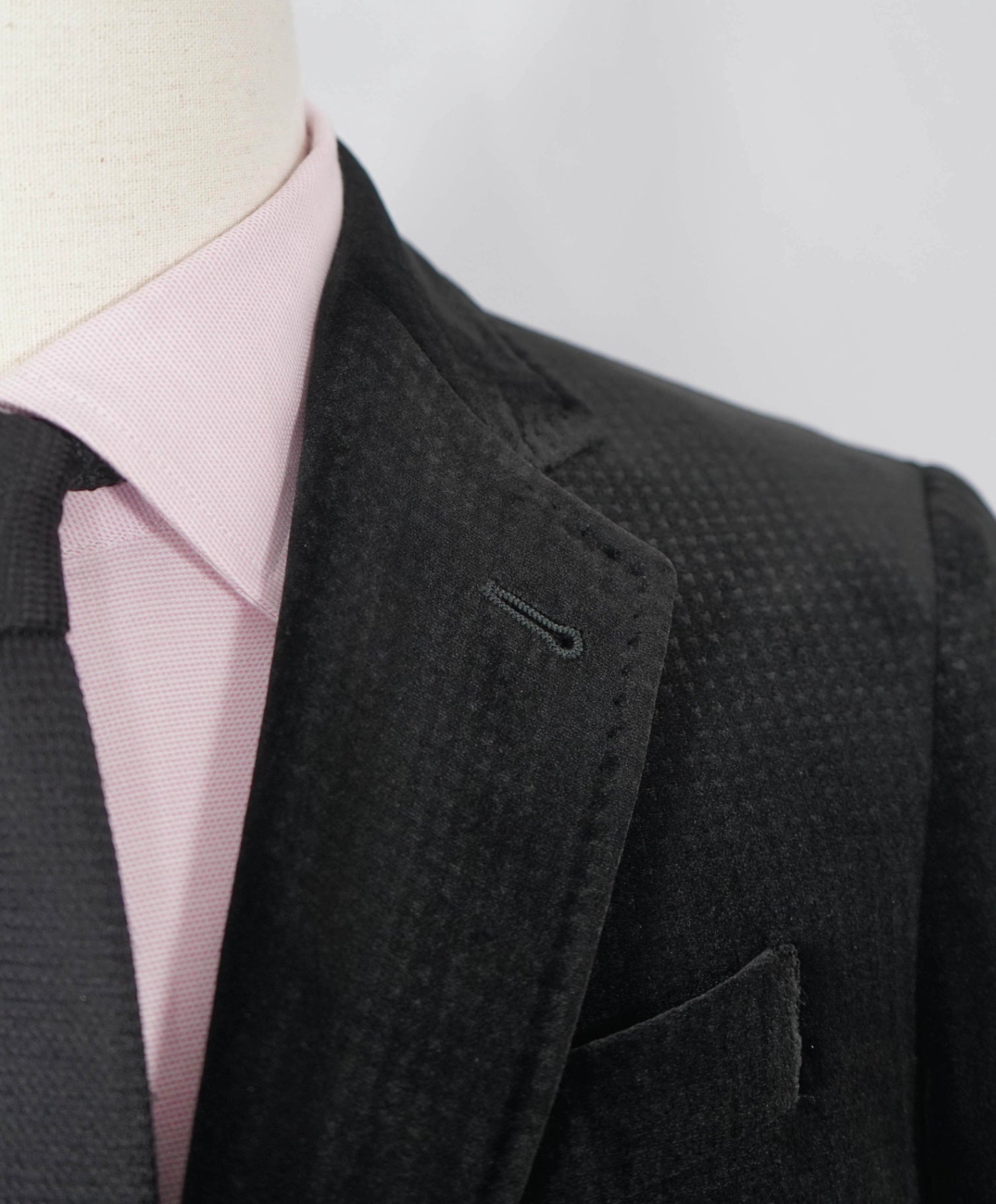 $2195 ARMANI COLLEZIONI - Textured Black Velvet Blazer - 36R