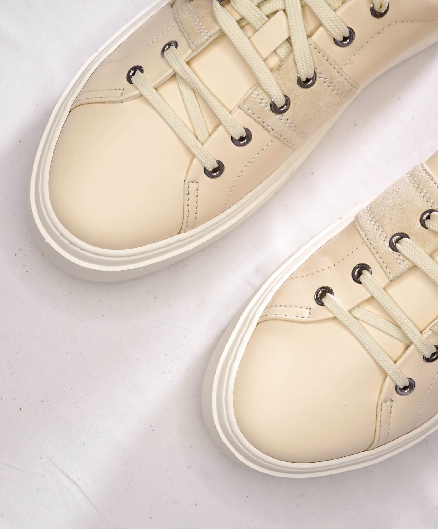 $750 SALVATORE FERRAGAMO - Ivory Leather Sneakers - 8.5 M