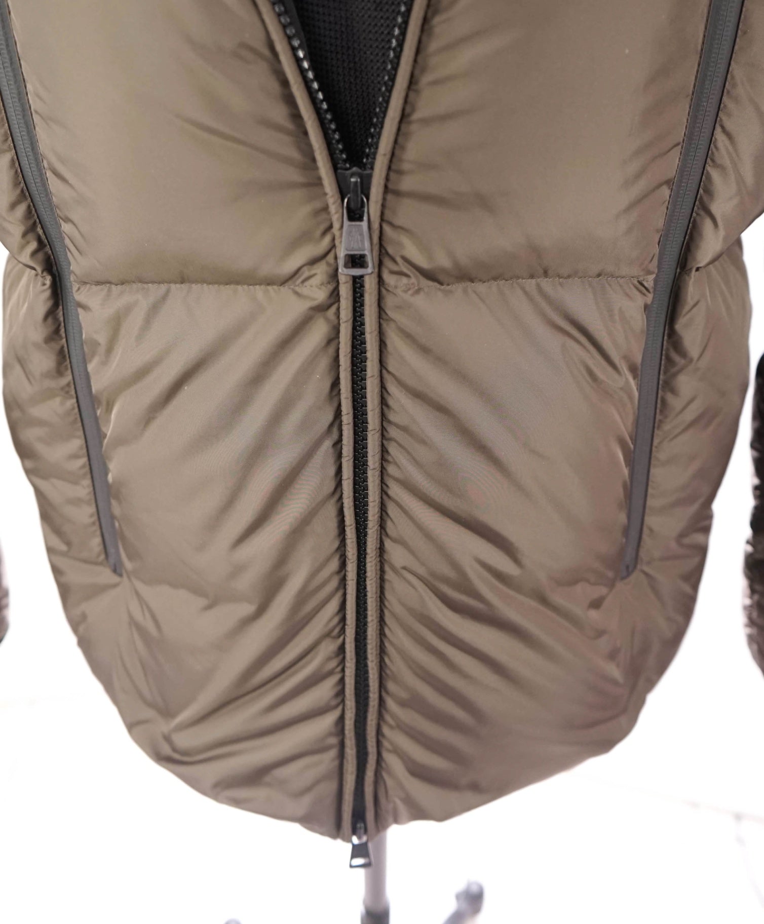 $2,290 MONCLER - Olive Green Montcla Hooded Short Down Coat - XXL