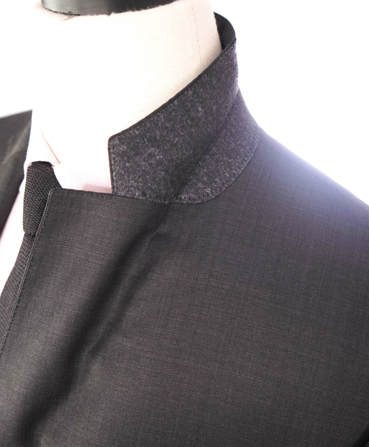 $1,195 HUGO BOSS - Solid Dark Gray Wool Suit - 46R