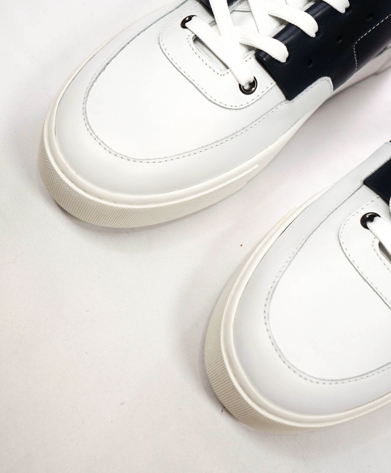 $725 TOD'S - White/Navy Leather High Top Sneakers - US 10 (9UK)