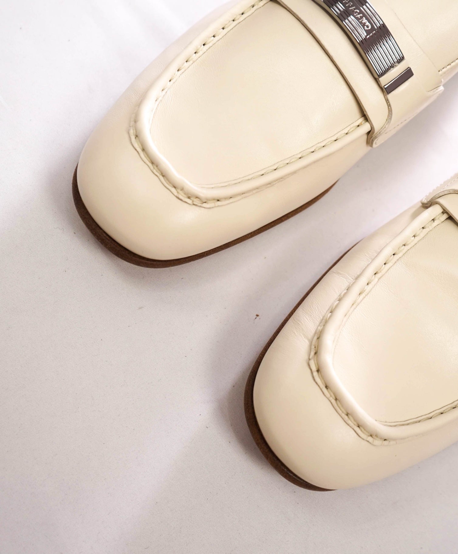 $1,095 Ferragamo - White "DUMAS" Leather Loafers - 8 EE