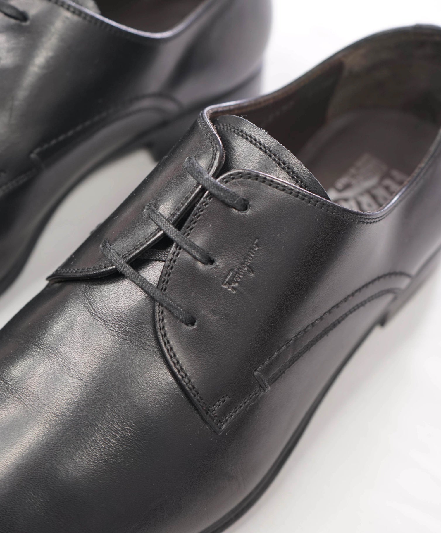 $850 FERRAGAMO - "GARFIELD" Black Leather Derbies - 8.5 EEE