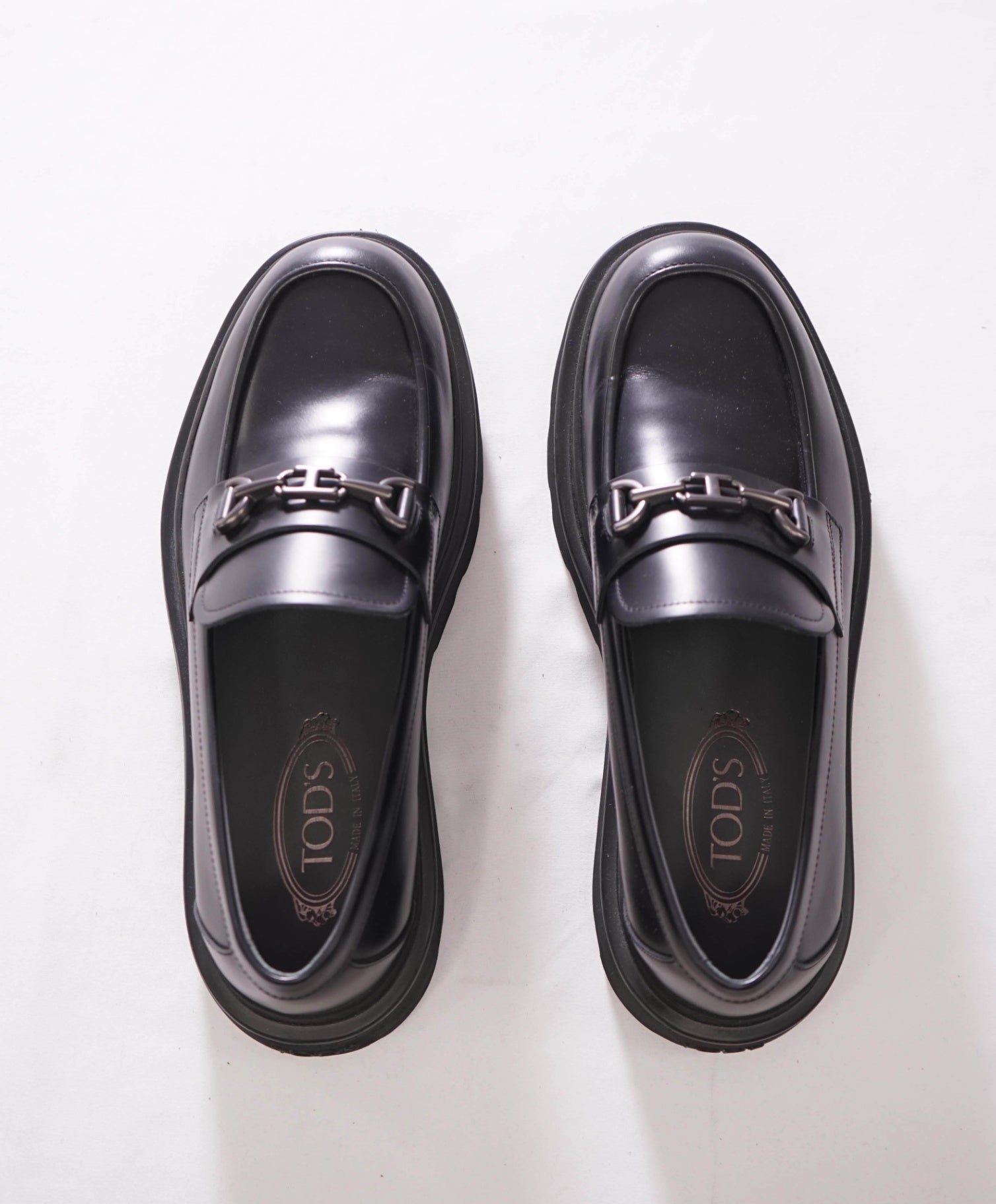 $725 TOD'S - Black Leather Lug Sole Loafers - US 7 (6UK)