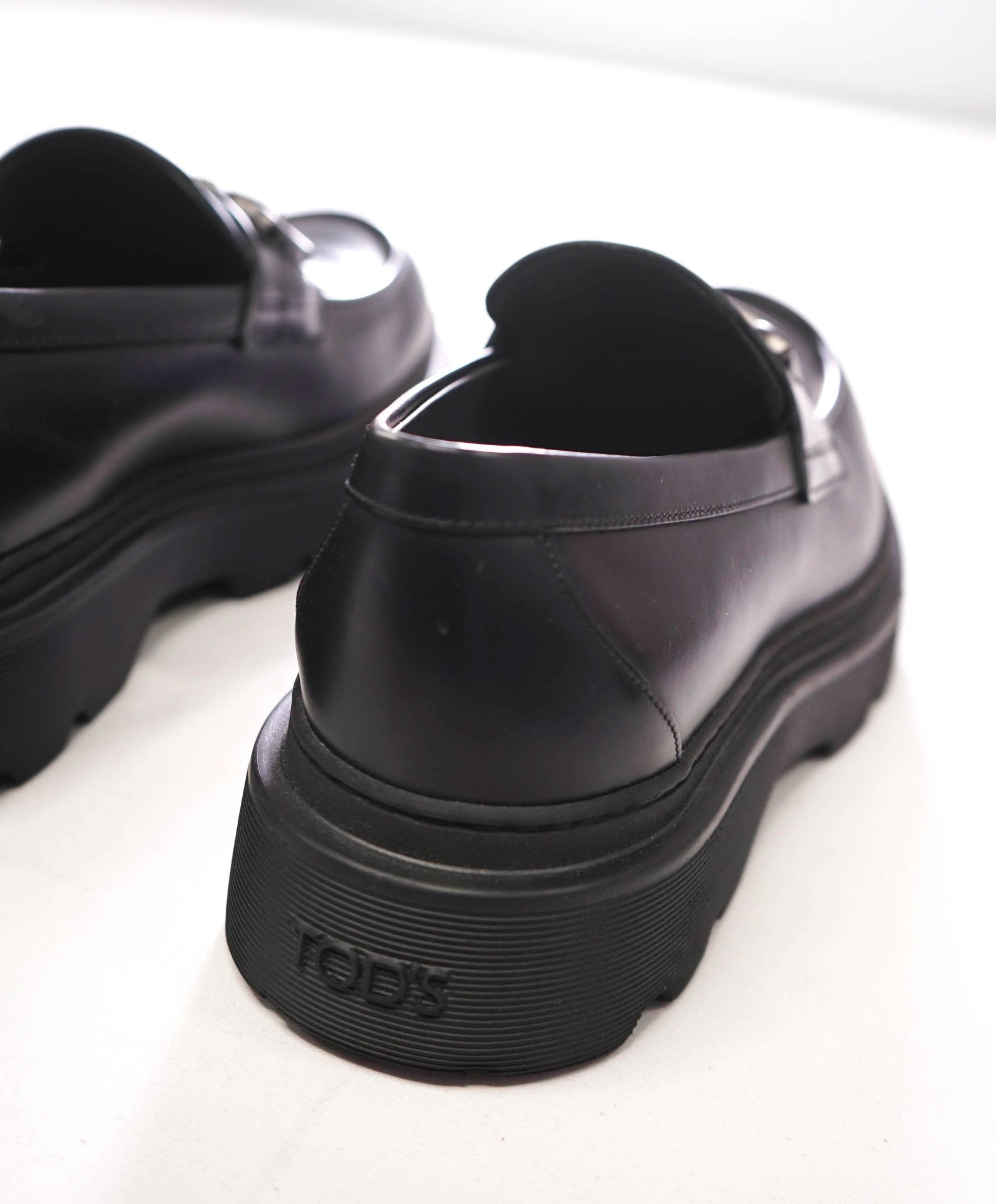 $725 TOD'S - Black Leather Lug Sole Loafers - US 7 (6UK)