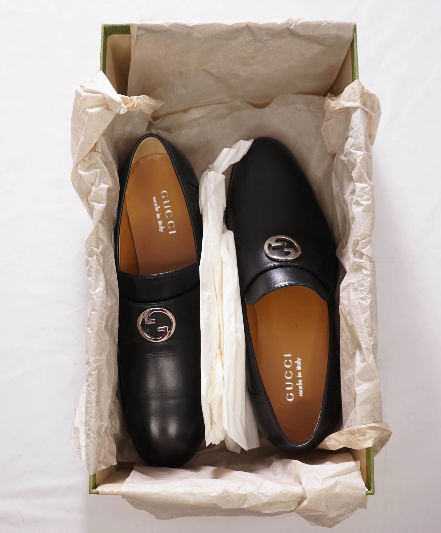 $1,000 GUCCI - Black Leather Silver "Interlocking G" Loafers - 8 (7.5G)