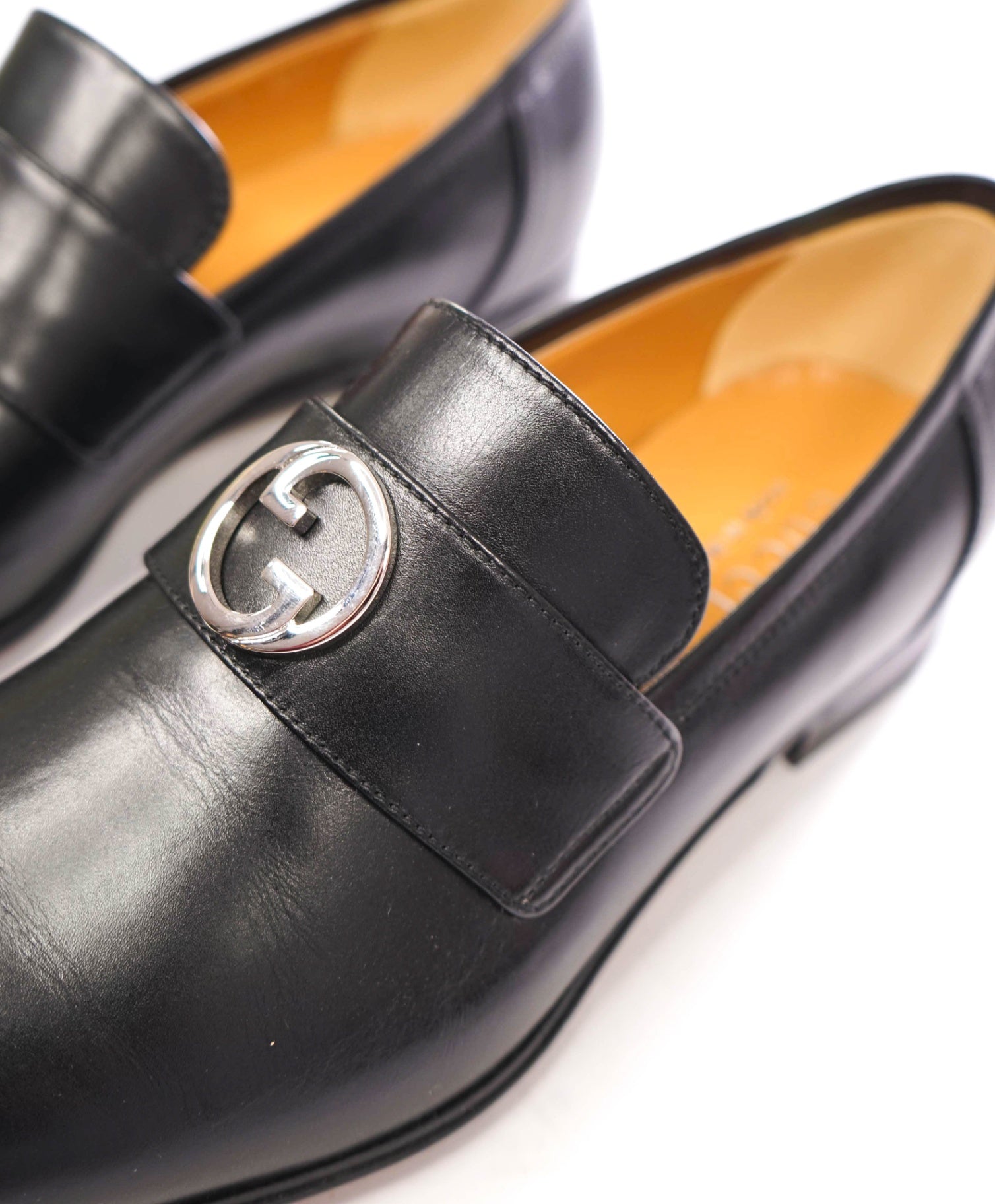 $1,000 GUCCI - Black Leather Silver "Interlocking G" Loafers - 8 (7.5G)