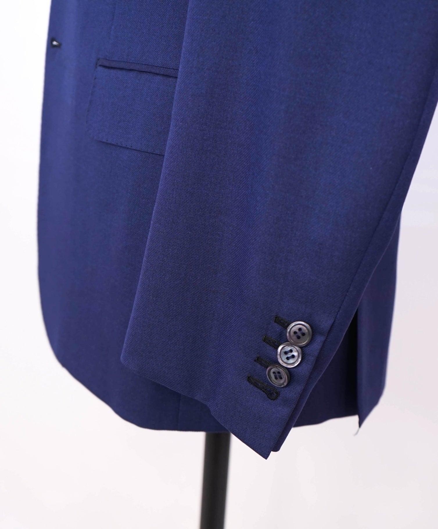 $6,700 BRIONI - Dark Blue Wool/Silk Suit - 40R