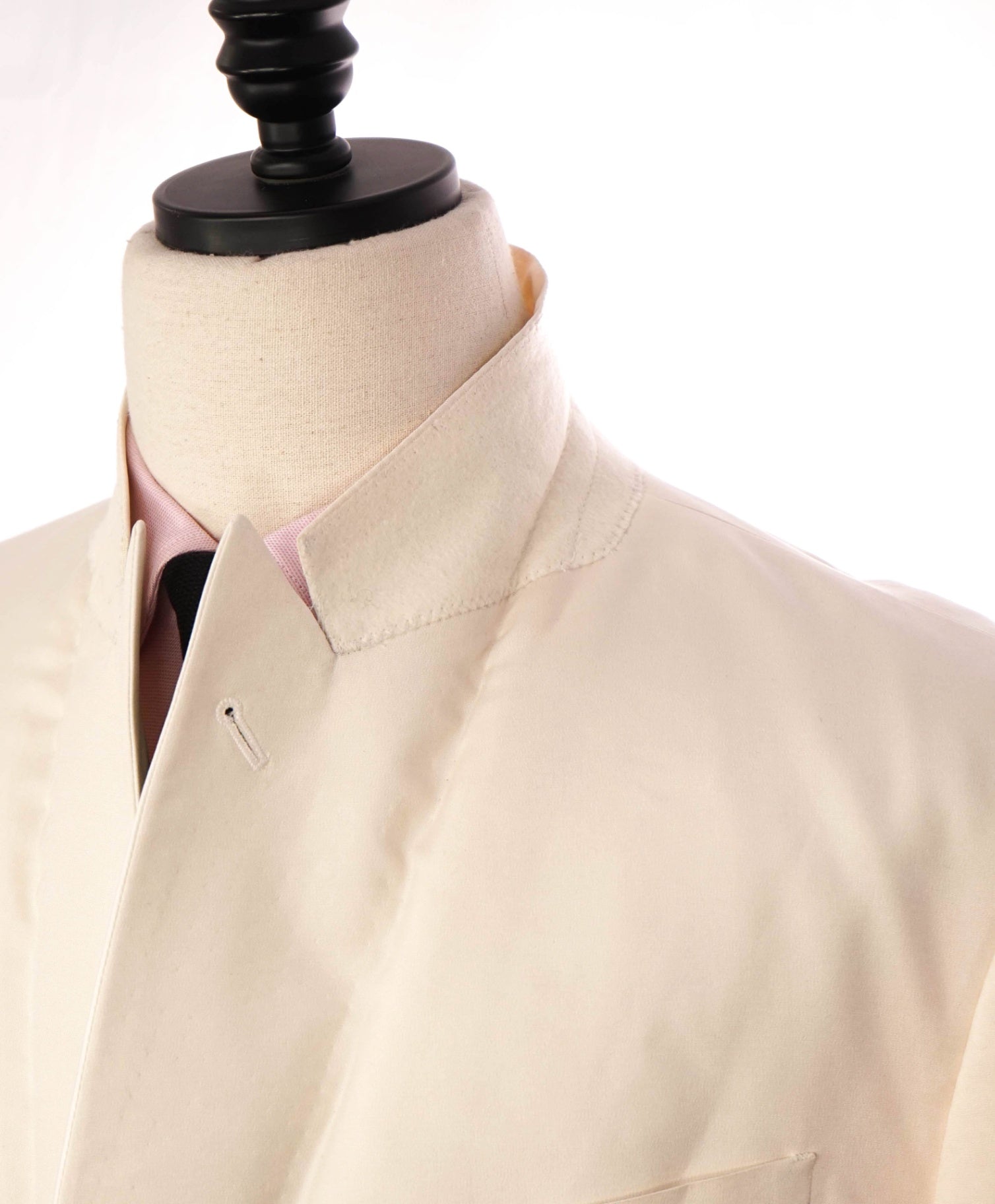 $2,795 GIORGIO ARMANI - Ivory Silk Peak Lapel Dinner Jacket - 48L