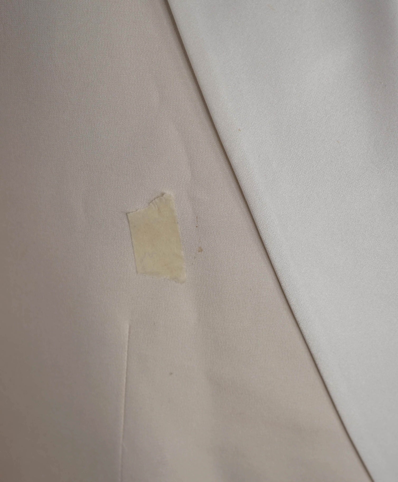 $2,795 GIORGIO ARMANI - Ivory Silk Peak Lapel Dinner Jacket - 48L