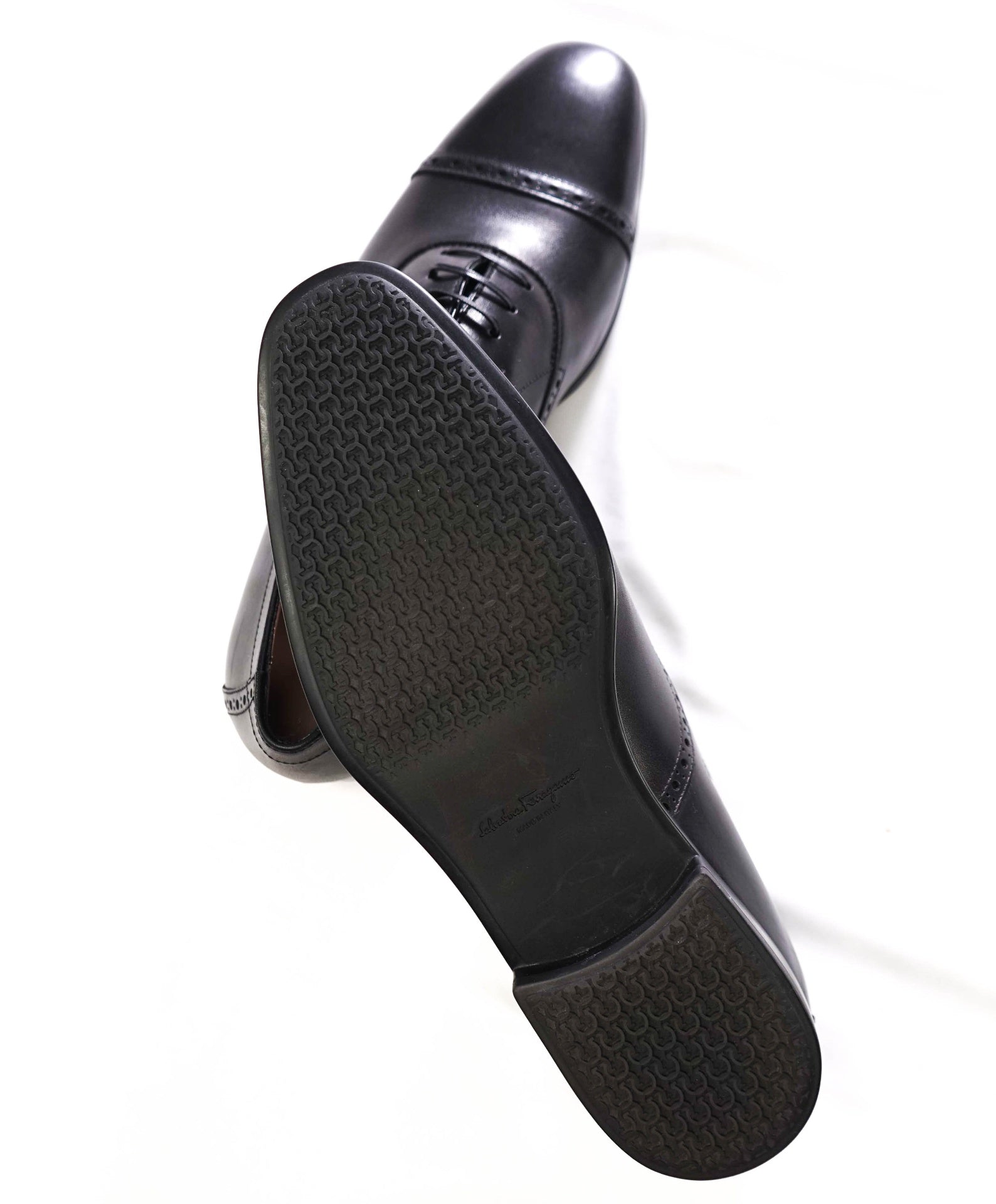 $950 SALVATORE FERRAGAMO - "Riley" Black Leather Oxfords - 10.5 EE