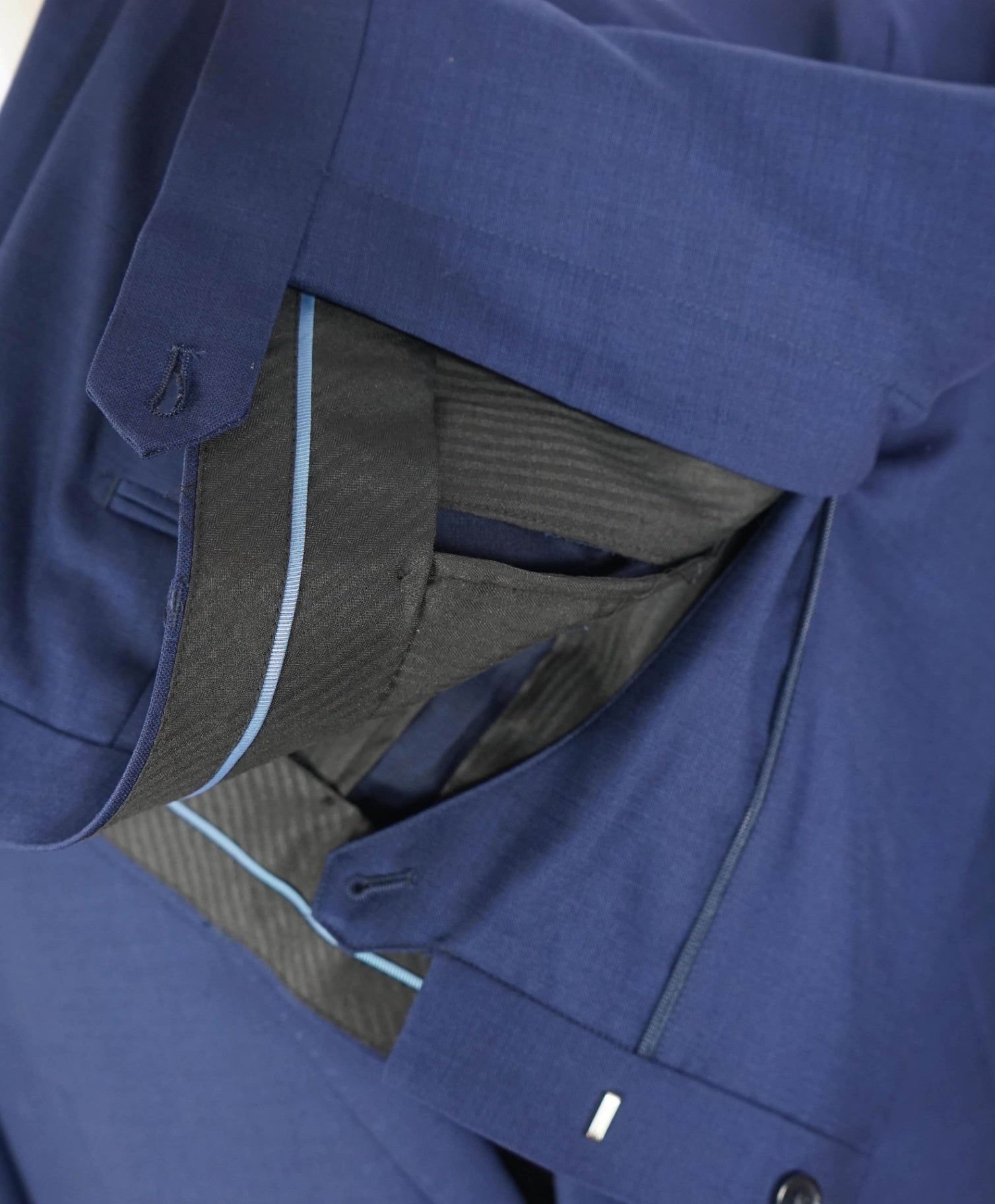 $1,195 NEIMAN MARCUS - Navy Blue Super 120's Wool Suit - 46L