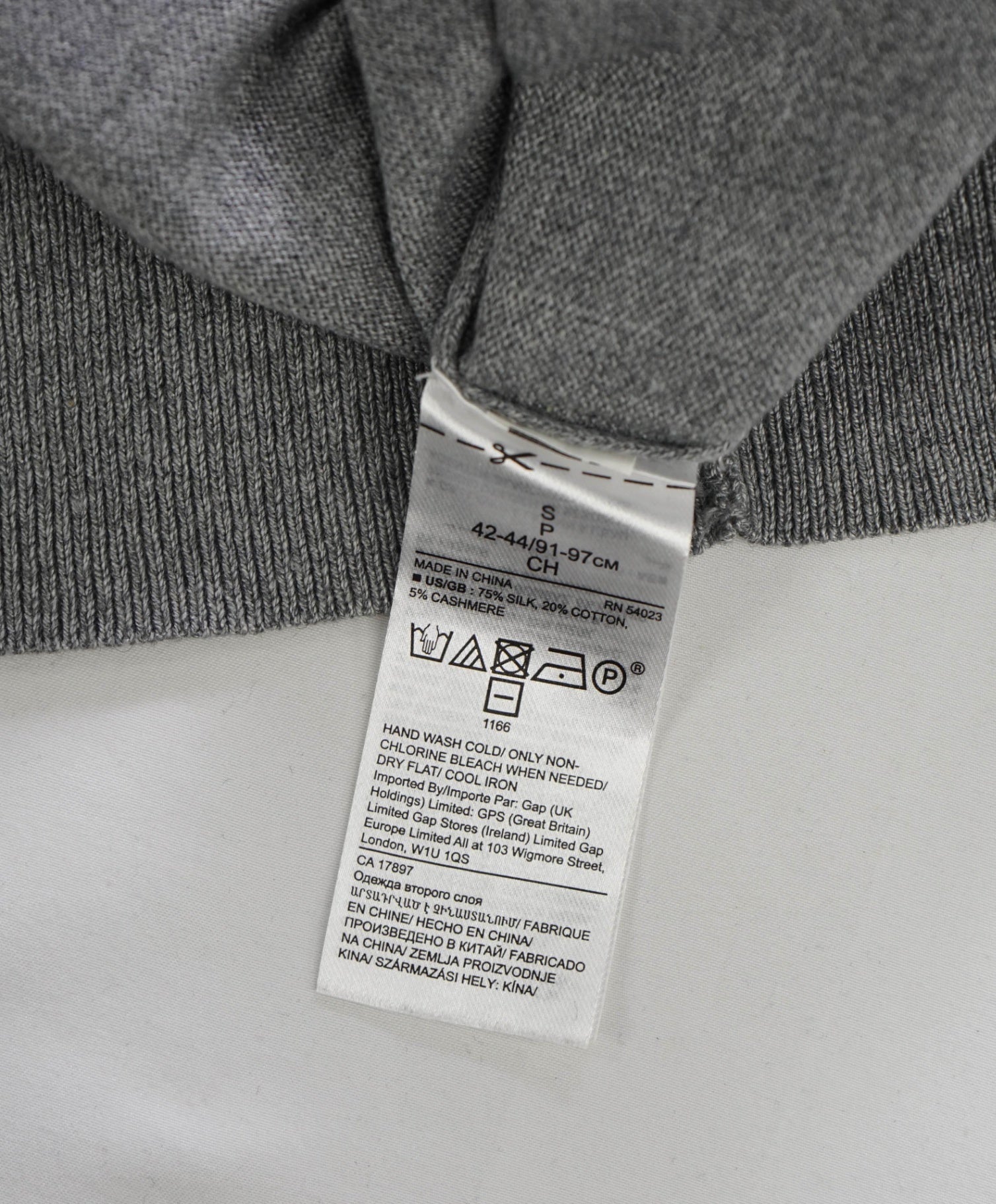 $90 BANANA REPUBLIC - Gray Silk/Cotton/Cashmere V-Neck Sweater - S