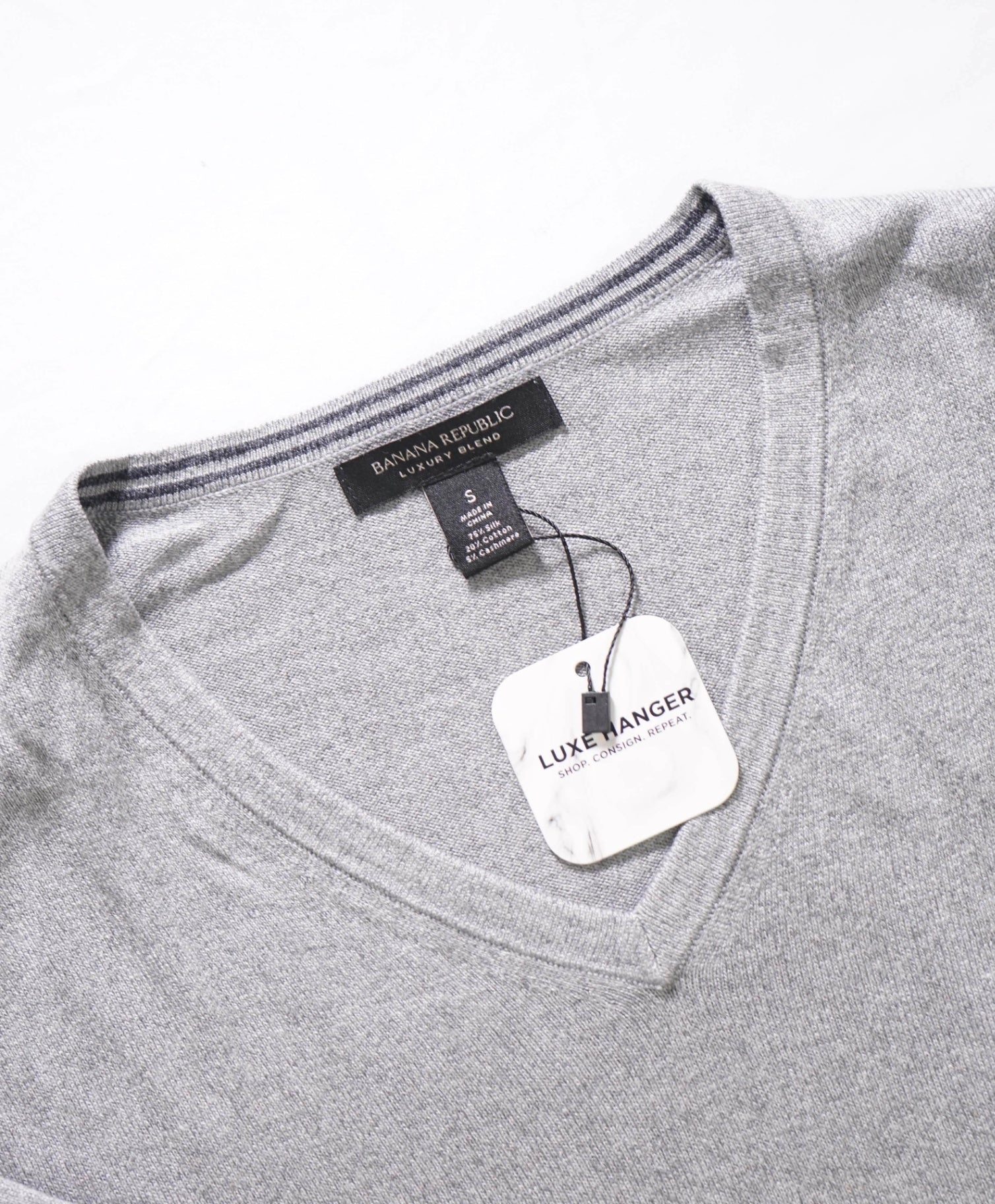 $90 BANANA REPUBLIC - Gray Silk/Cotton/Cashmere V-Neck Sweater - S