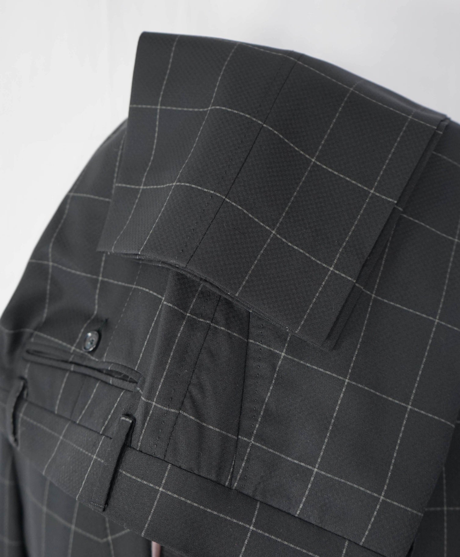 $3,195 DOLCE & GABBANA - Navy Windowpane 2/3 Roll Suit - 44L