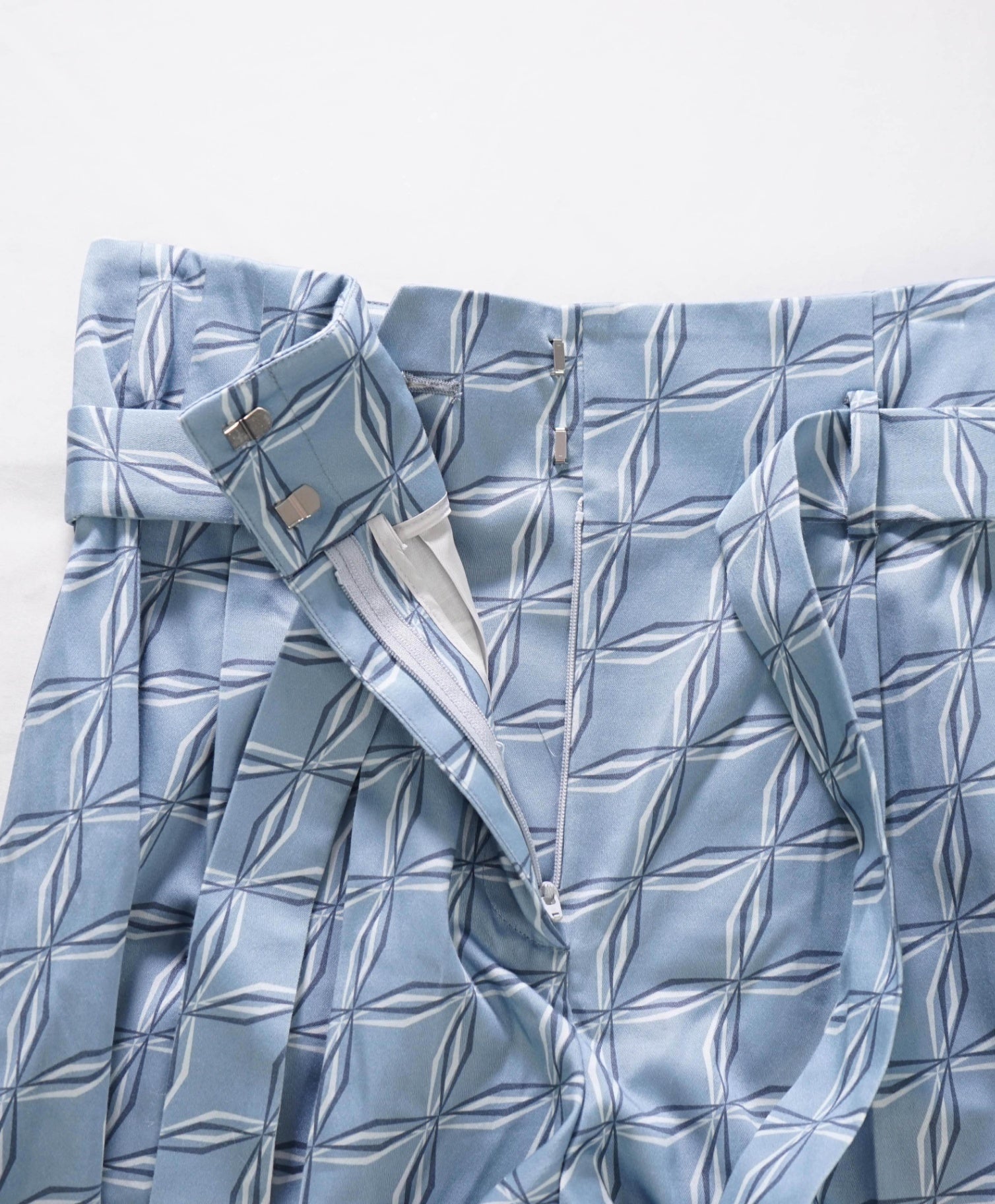$595 ELEVENTY - Blue Geometric High Waisted Shorts - 2 US