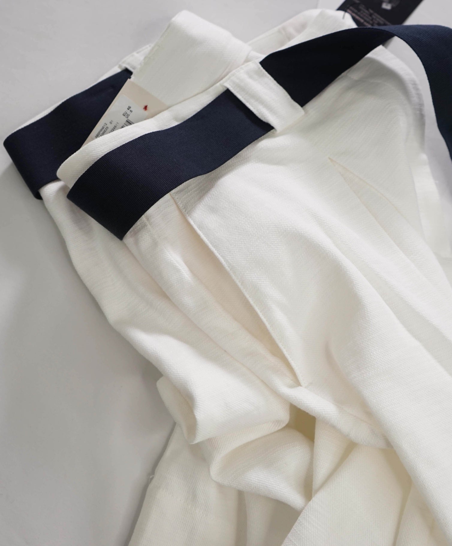 $450 ELEVENTY - White Cotton/Linen Bermuda Shorts - 8 US