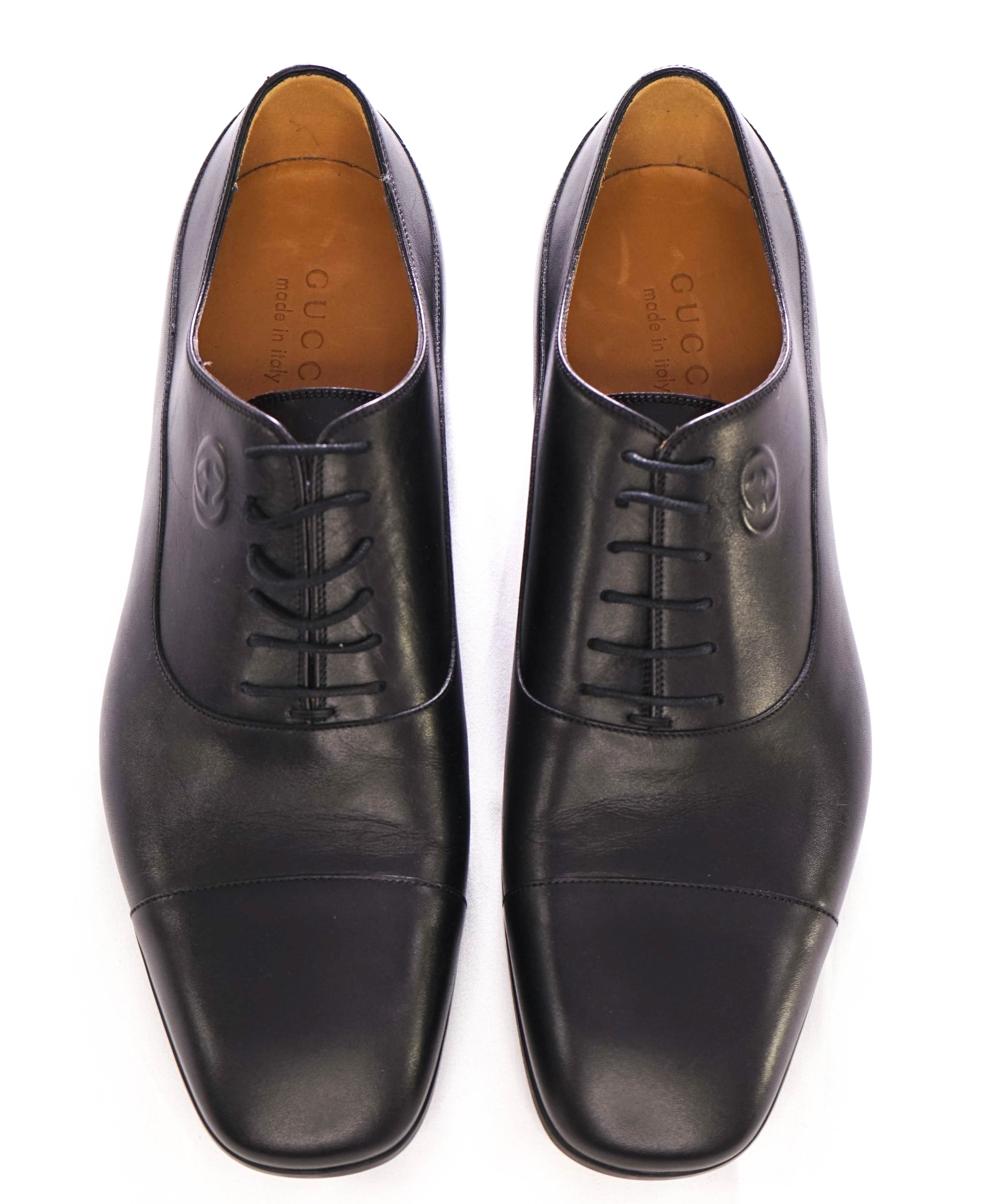 $950 GUCCI - Black Cap Toe EMBOSSED LOGO VAMP Oxfords - 9.5 US (9 G)