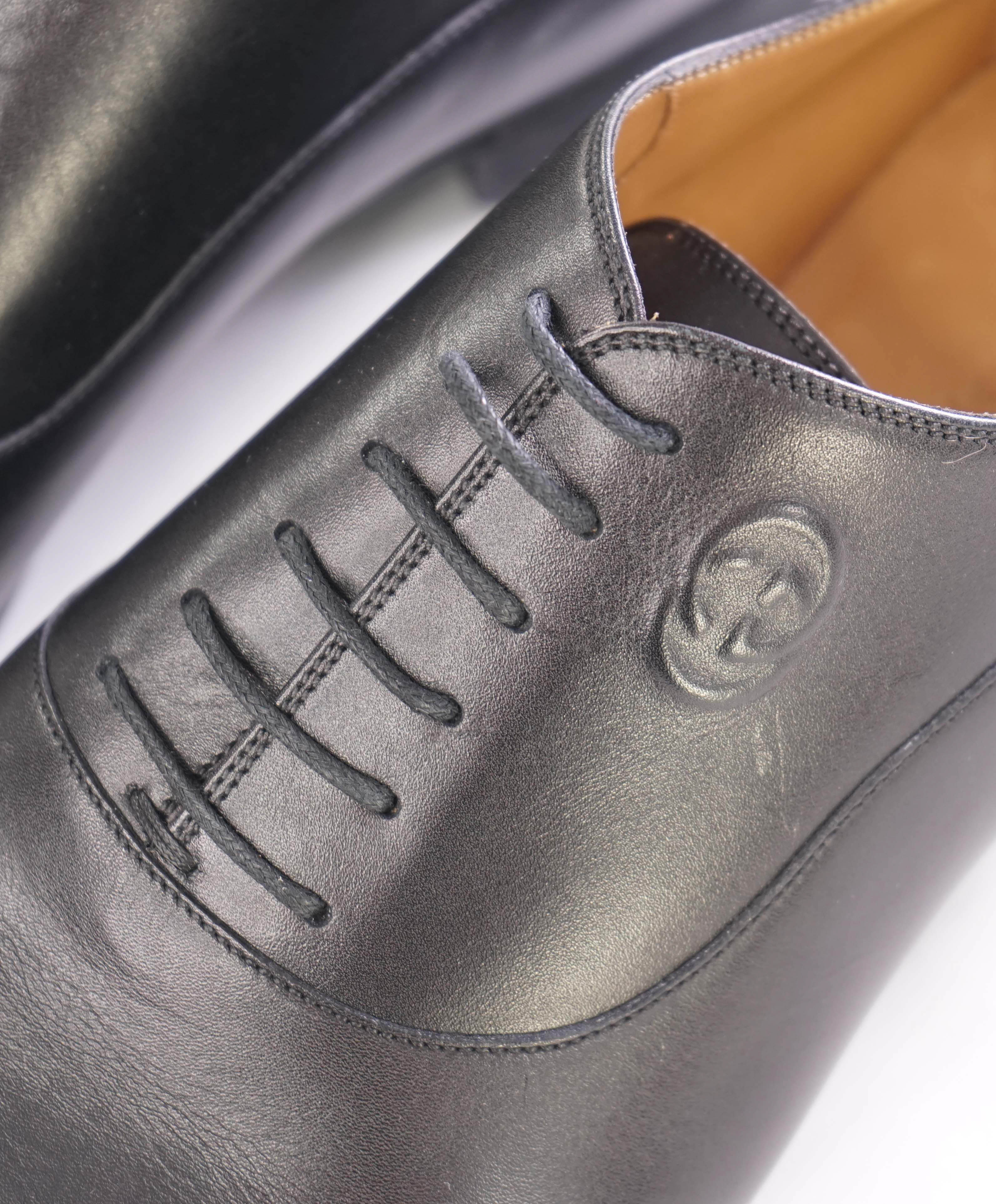 $950 GUCCI - Black Cap Toe EMBOSSED LOGO VAMP Oxfords - 9.5 US (9 G)
