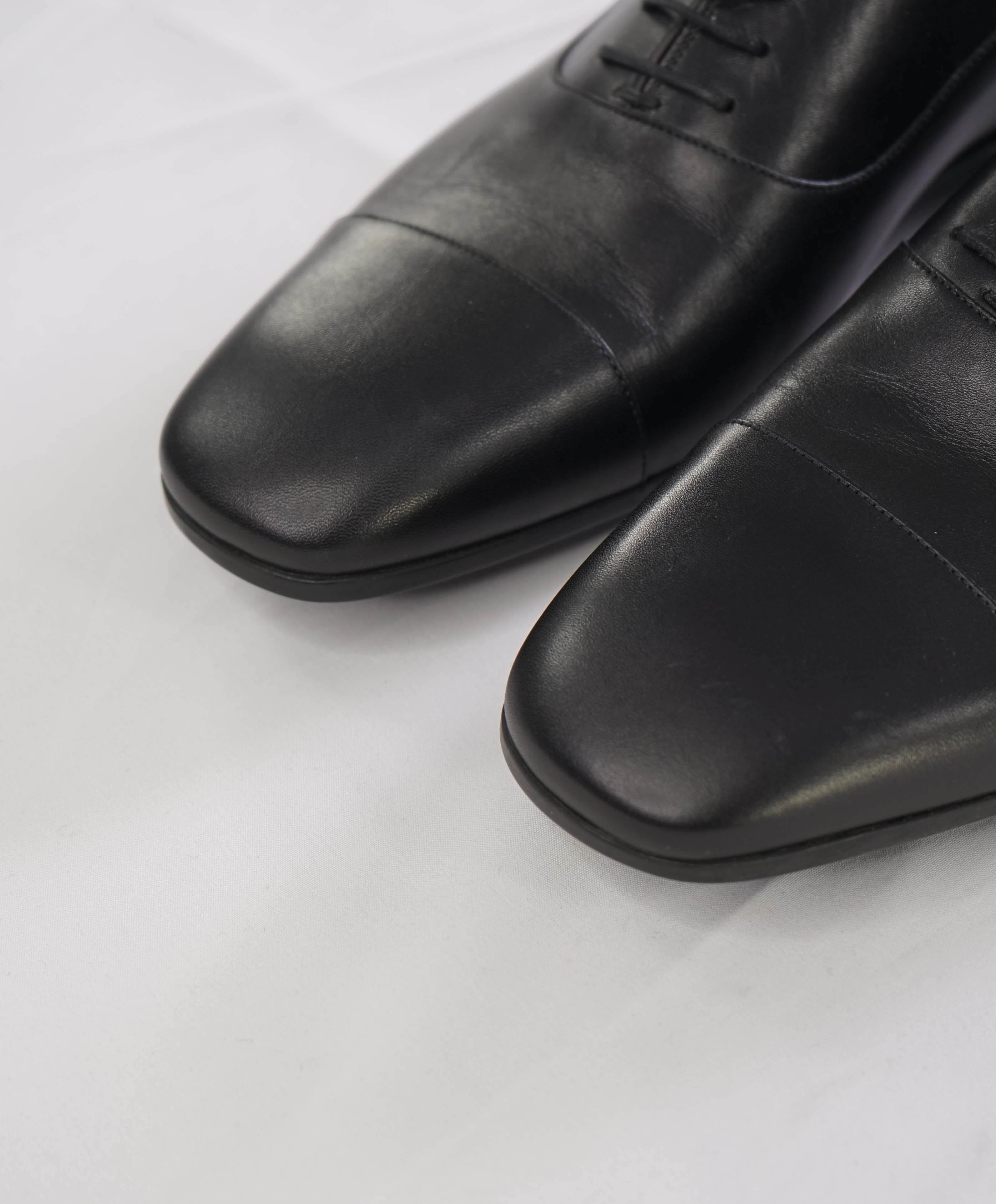 $950 GUCCI - Black Cap Toe EMBOSSED LOGO VAMP Oxfords - 9.5 US (9 G)