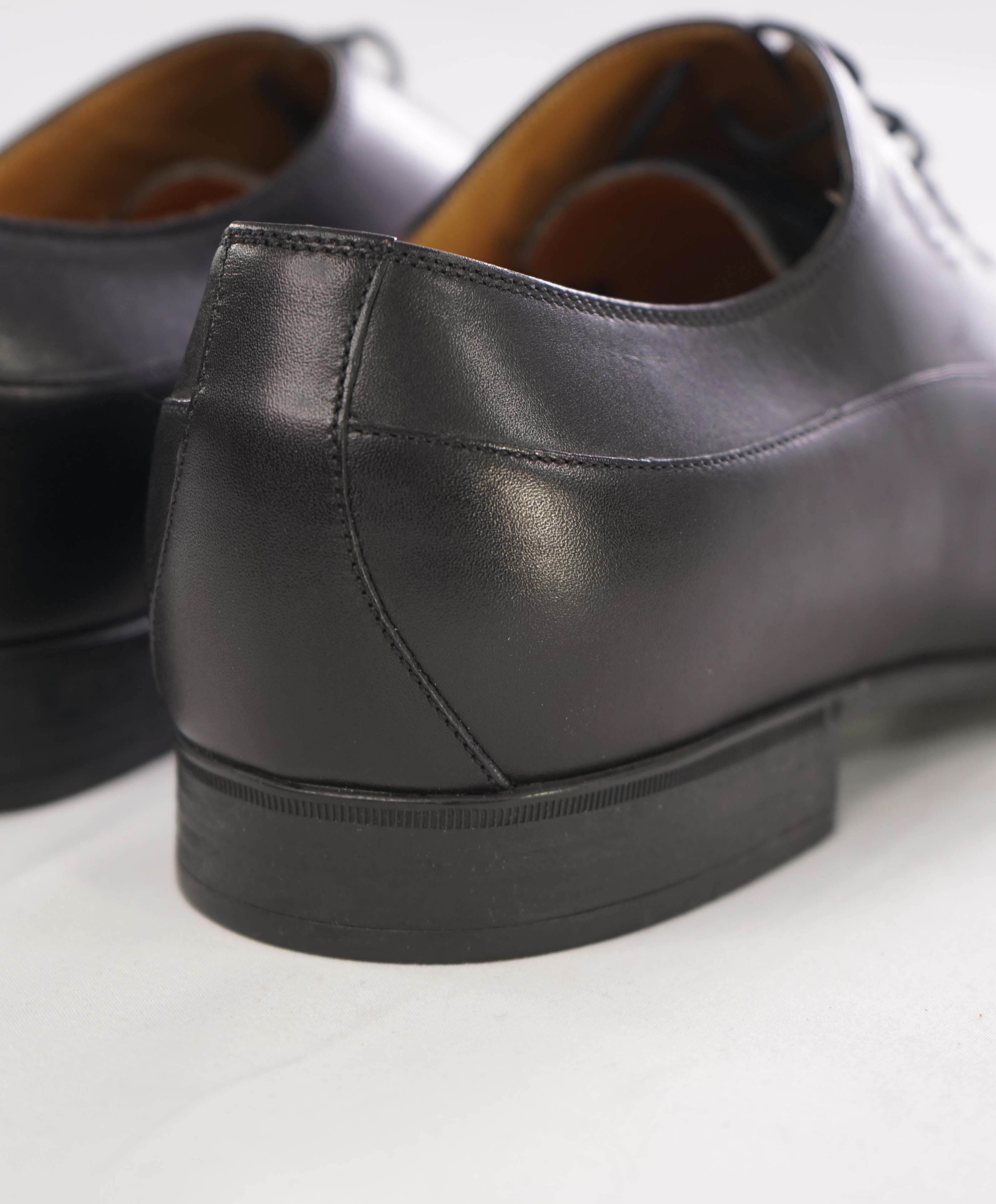 $950 GUCCI - Black Cap Toe EMBOSSED LOGO VAMP Oxfords - 9.5 US (9 G)