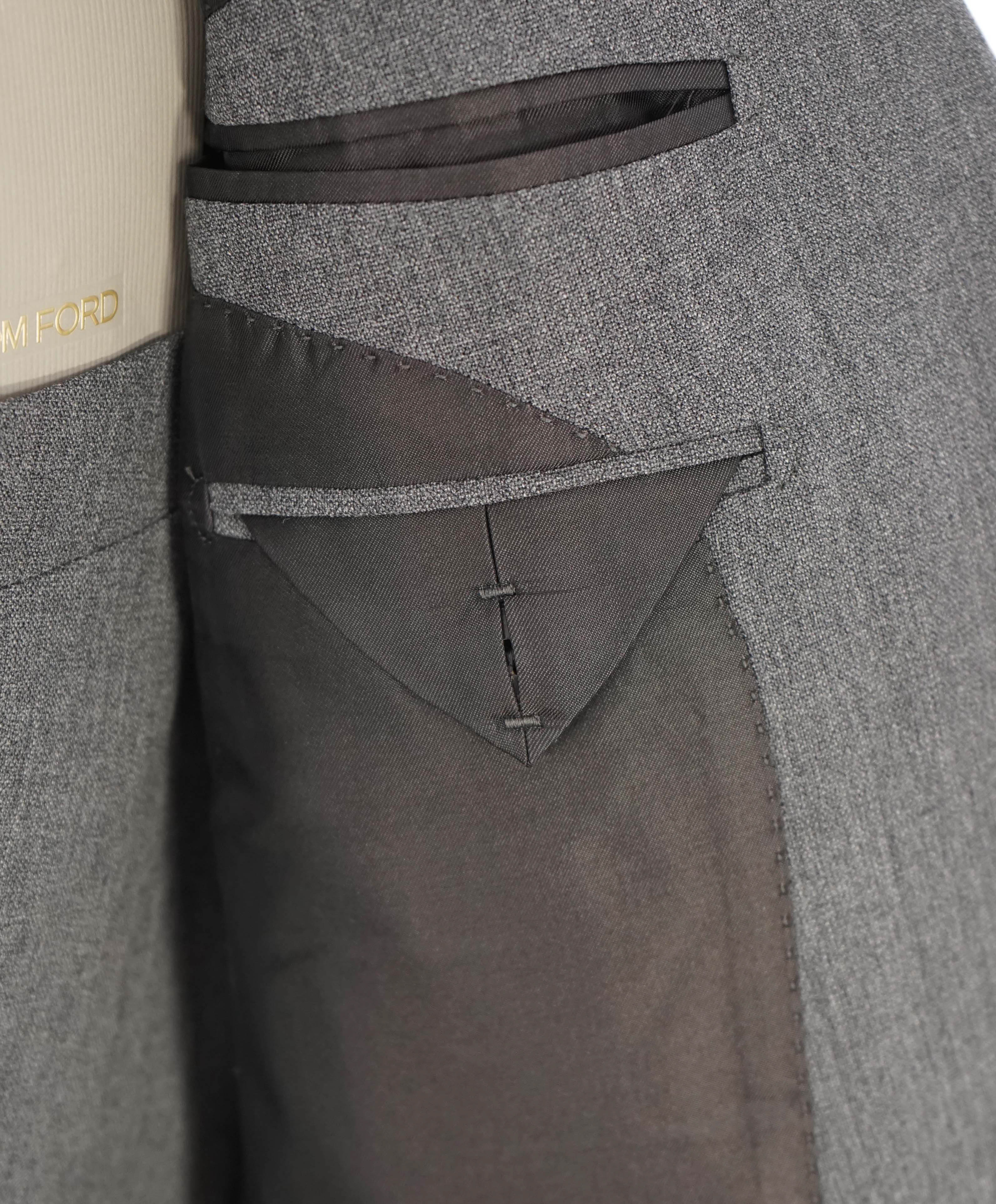 $6,990 TOM FORD - 3-Piece Gray PEAK LAPEL "FIT Y" Vested Side Tab Suit - 42R (52EU)