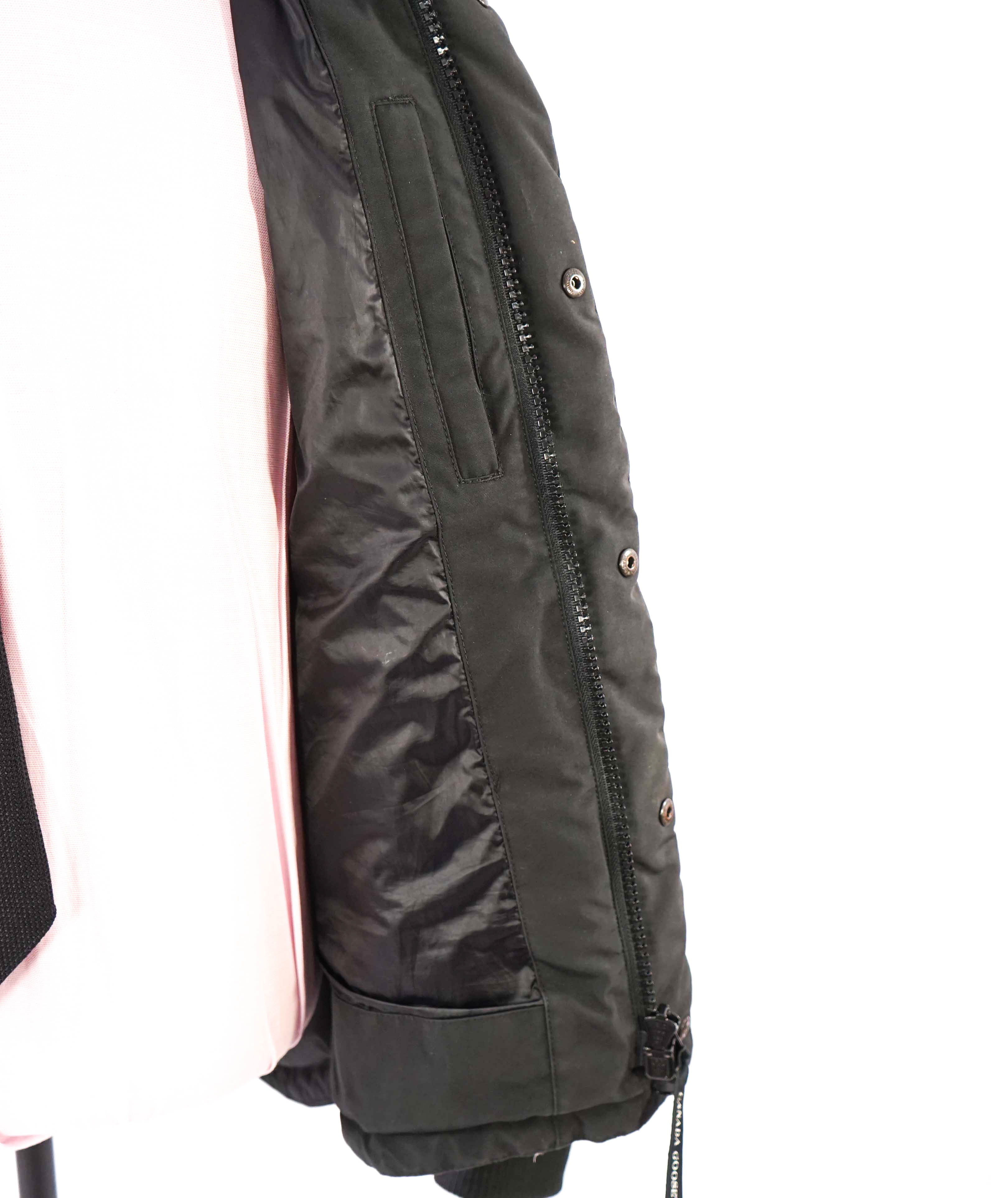 $1,095 CANADA GOOSE - "HENRICKSON" Black Water Resistant Down Coat - Small