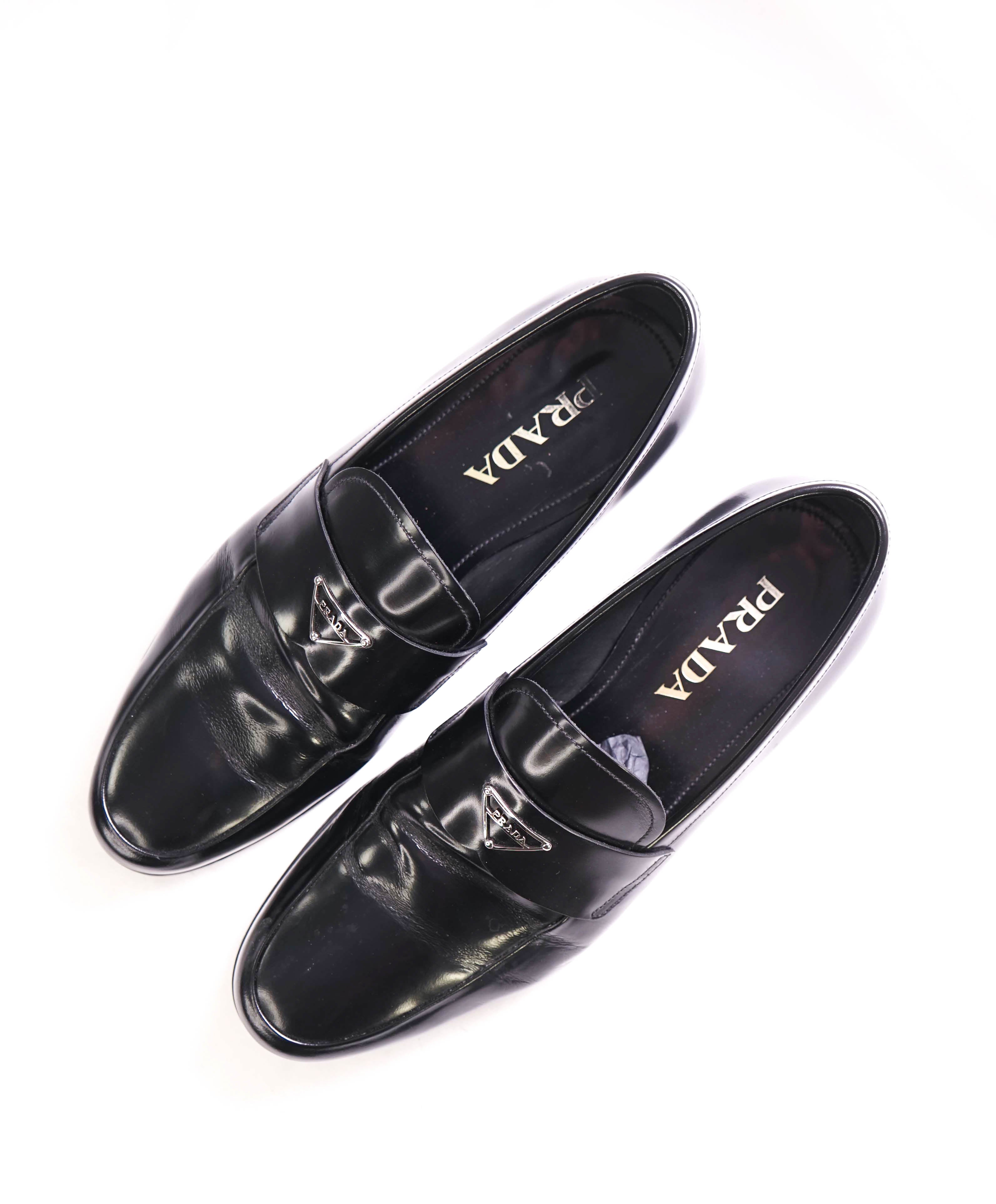 $950 PRADA - Black Patent Leather LOGO Loafers - 9.5 US (8.5 Prada)