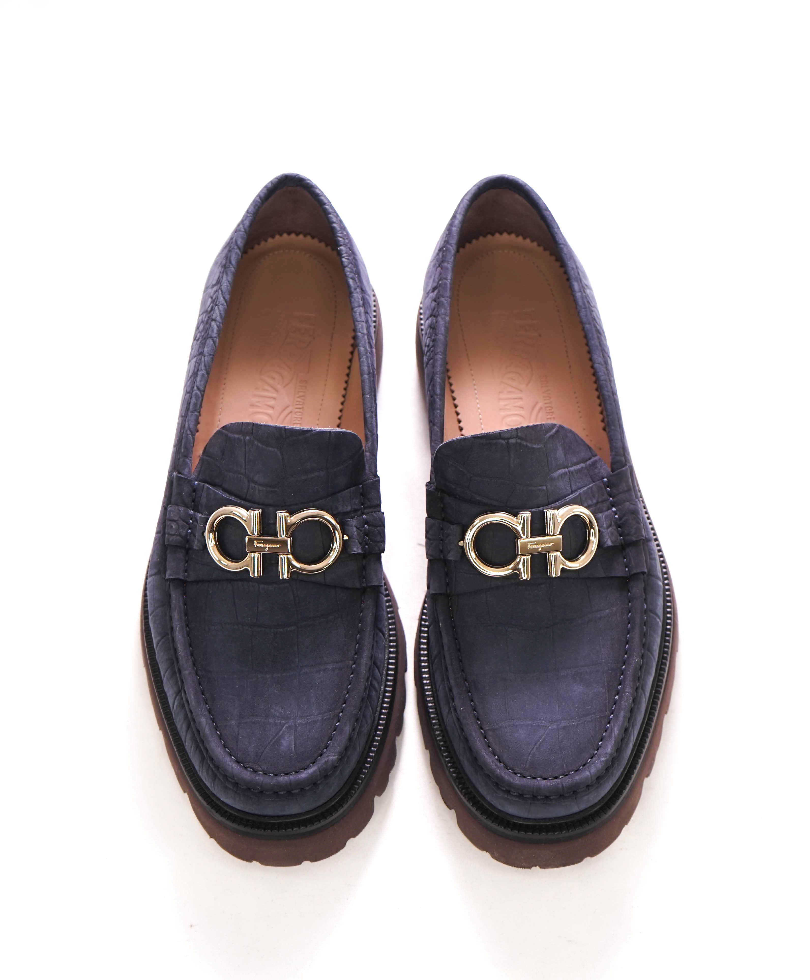 $930 SALVATORE FERRAGAMO - *BLEEKER* Blue Embossed Croc Lug Sole Loafer - 9.5 EEE