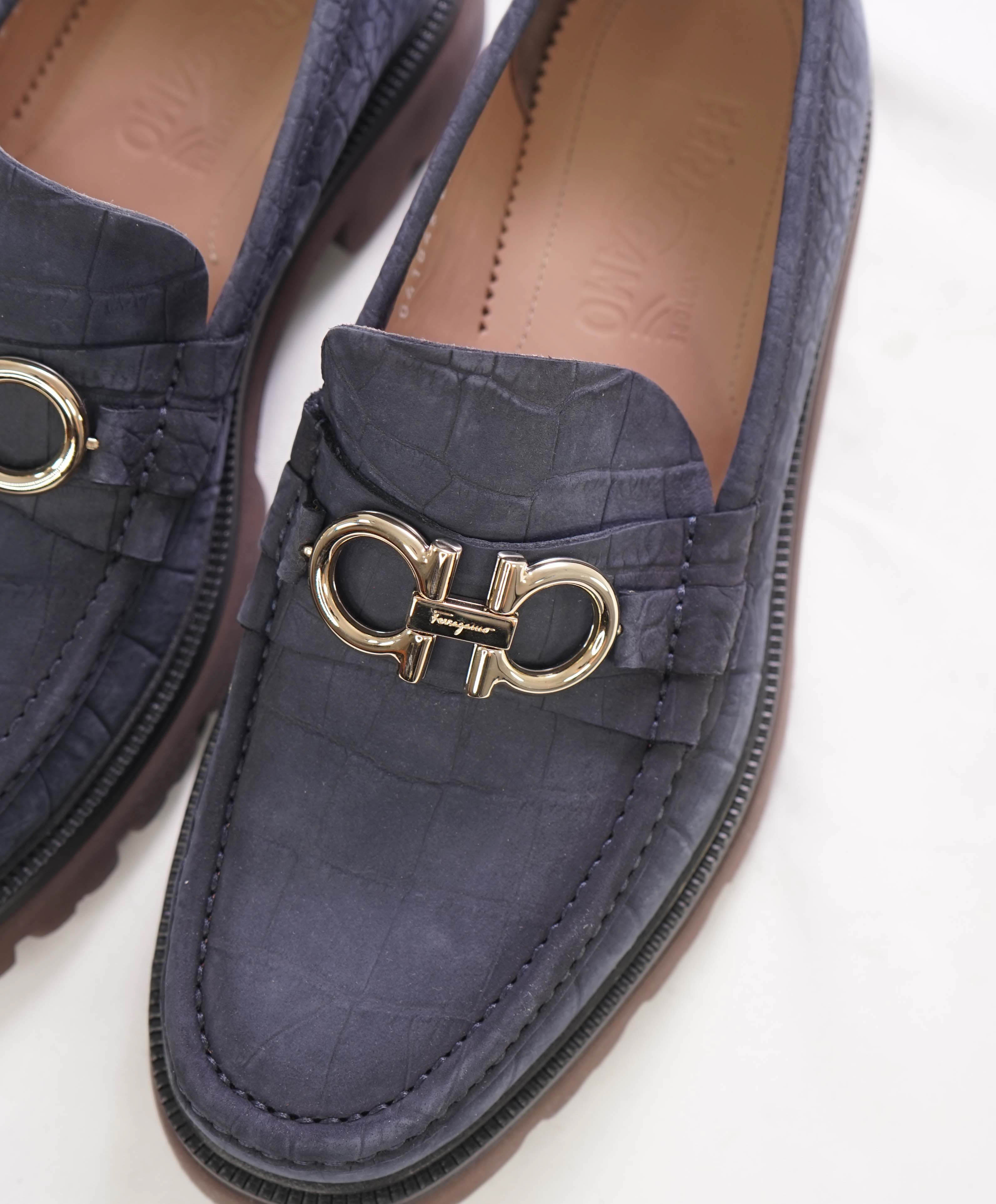 $930 SALVATORE FERRAGAMO - *BLEEKER* Blue Embossed Croc Lug Sole Loafer - 9.5 EEE