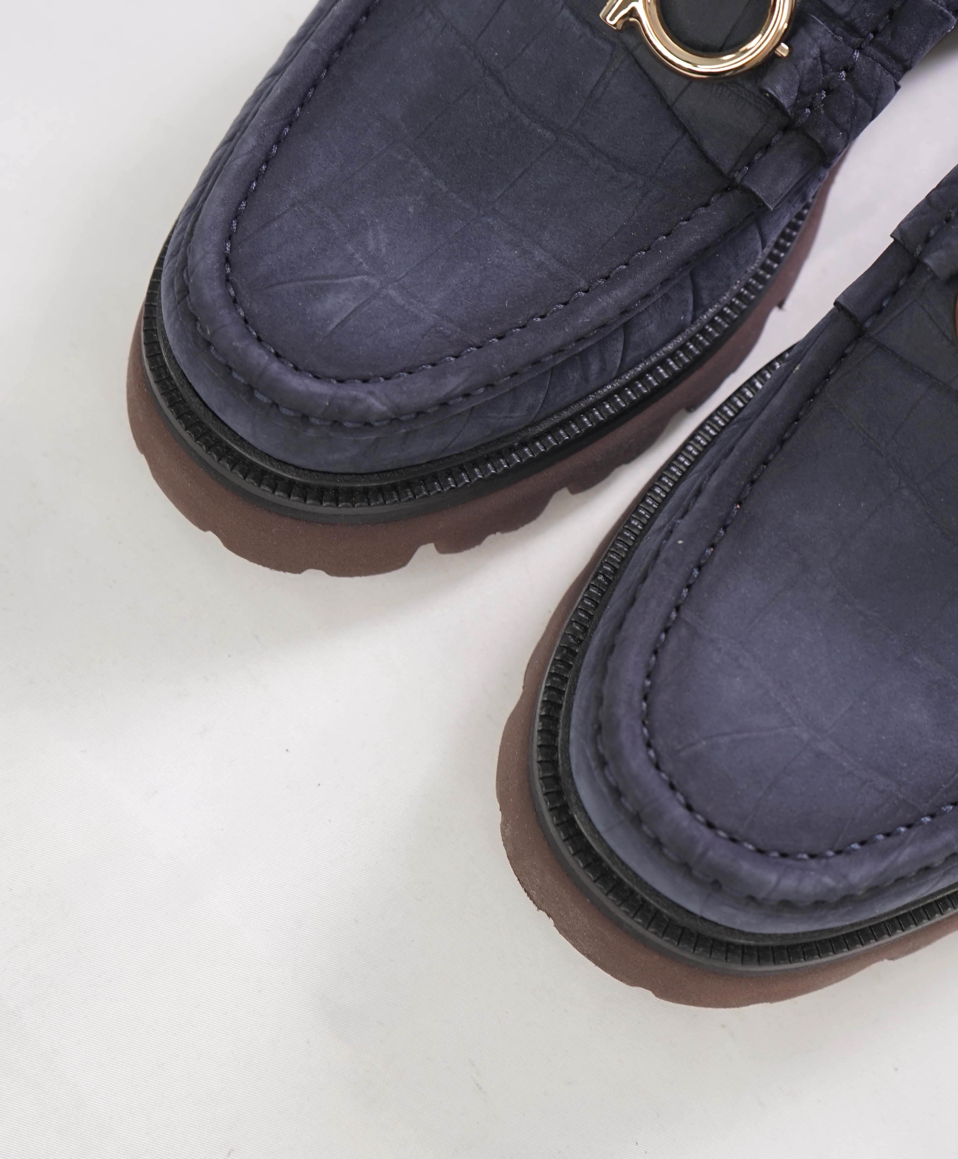 $930 SALVATORE FERRAGAMO - *BLEEKER* Blue Embossed Croc Lug Sole Loafer - 9.5 EEE