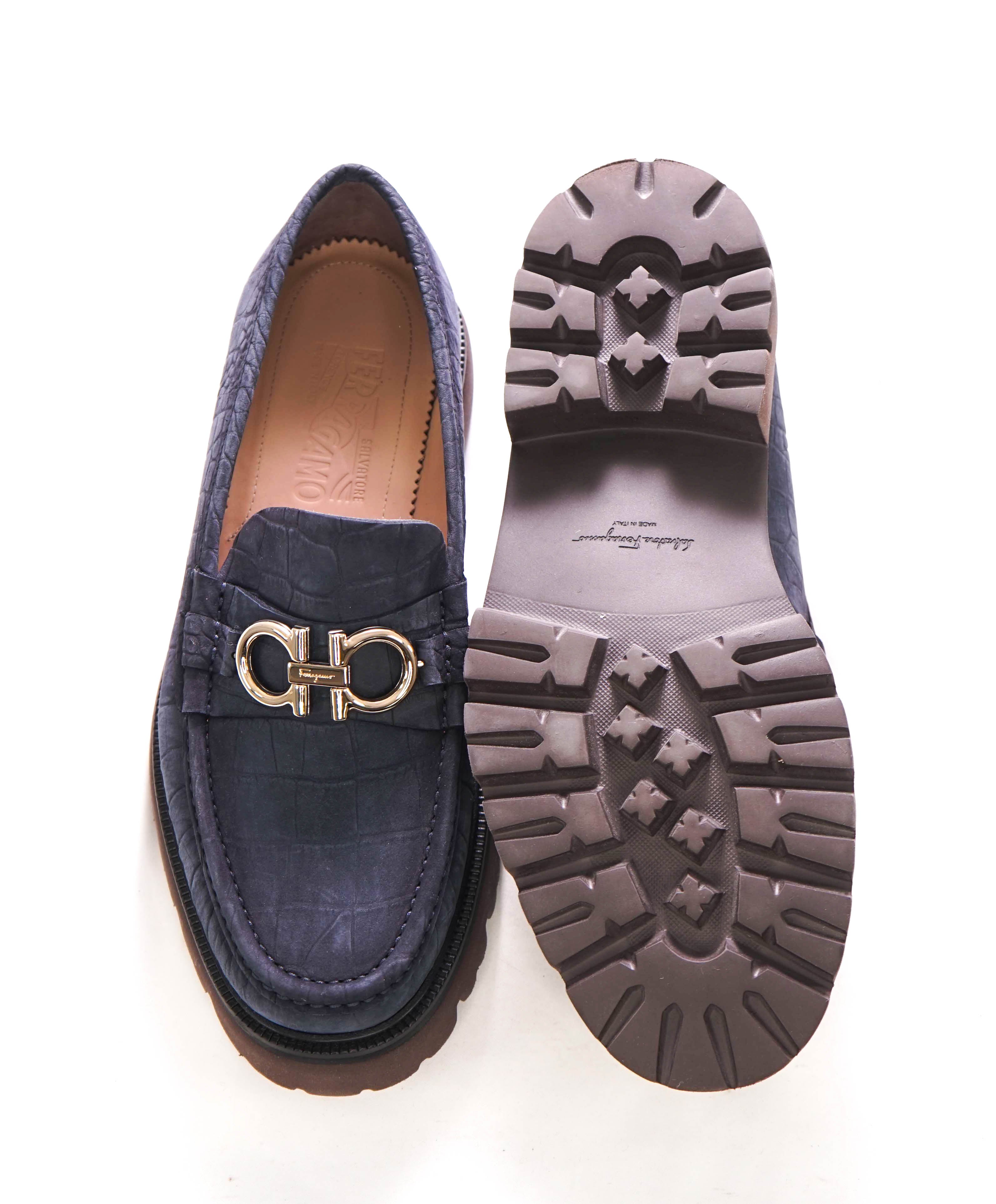 $930 SALVATORE FERRAGAMO - *BLEEKER* Blue Embossed Croc Lug Sole Loafer - 9.5 EEE