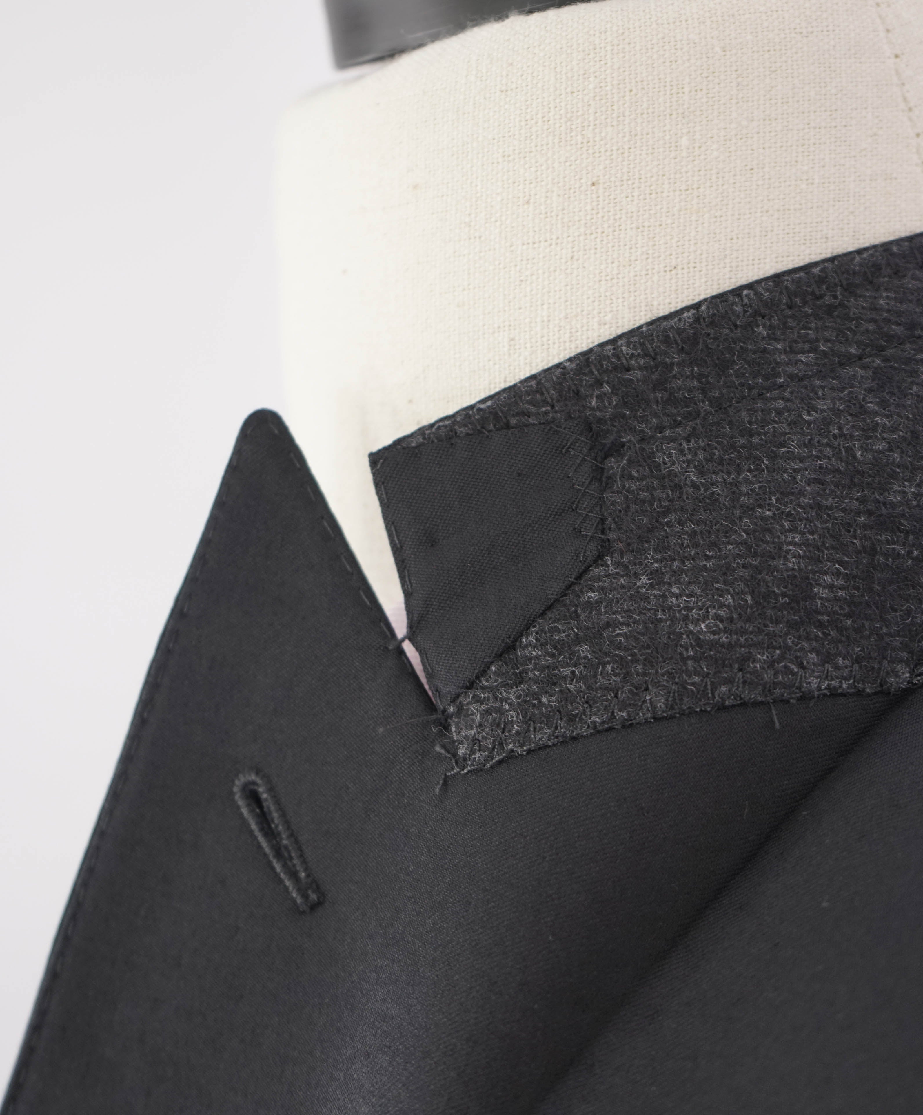 $2,995 ERMENEGILDO ZEGNA - PEAK LAPEL Tuxedo Dinner Jacket 1-Piece - 38R